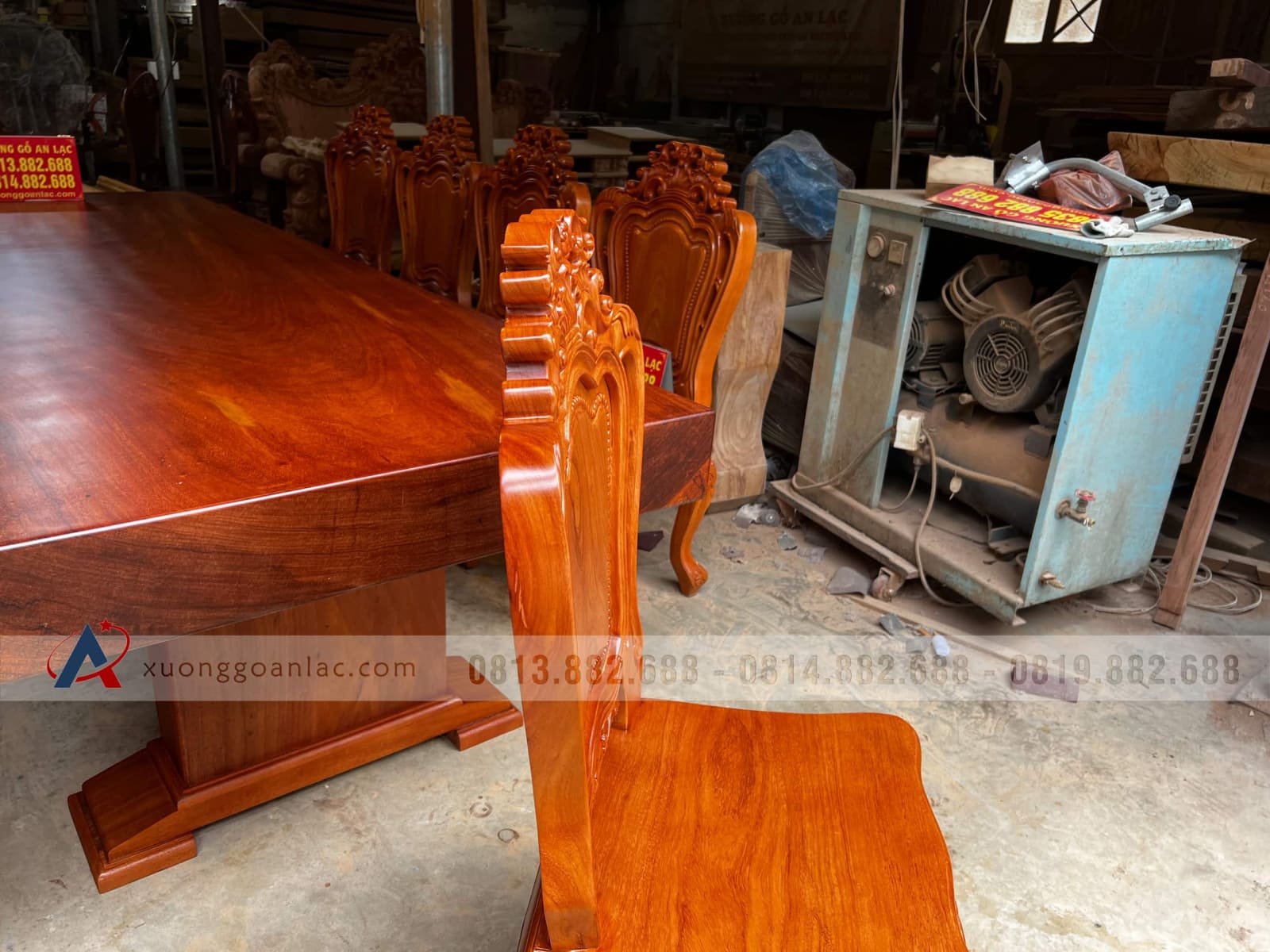Bộ bàn ăn nguyên khối 300x98x15cm và 10 ghế louis gỗ gõ đỏ đục tay đẳng cấp (Anh Hoàng, Nghệ An) 13 Bộ bàn ăn nguyên khối 300x98x15cm và 10 ghế louis gỗ gõ đỏ đục tay đẳng cấp (Anh Hoàng, Nghệ An) - Ảnh 13