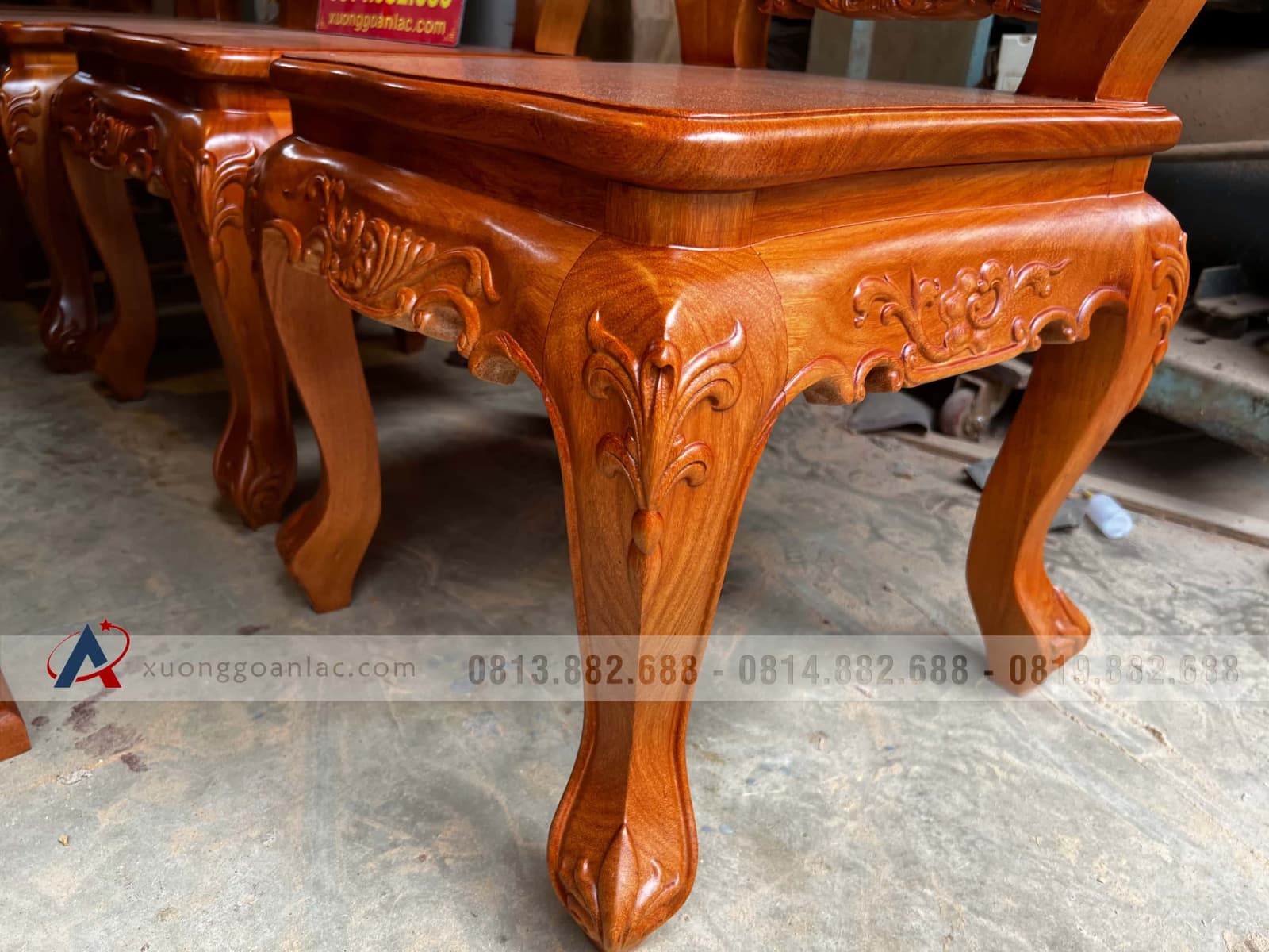 Bộ bàn ăn nguyên khối 300x98x15cm và 10 ghế louis gỗ gõ đỏ đục tay đẳng cấp (Anh Hoàng, Nghệ An) 14 ghế ăn hoàng gia hoa lá tây gỗ gõ đỏ chân quỳ