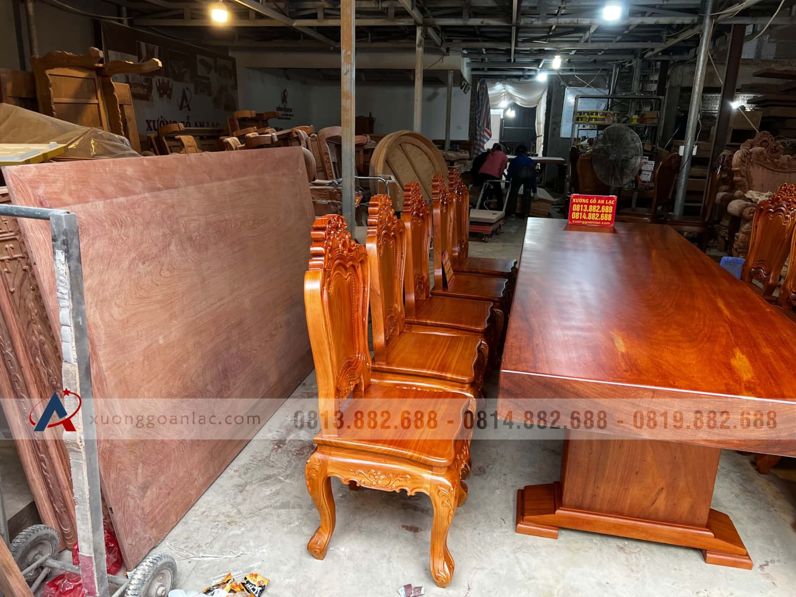 Bộ bàn ăn nguyên khối 300x98x15cm và 10 ghế louis gỗ gõ đỏ đục tay đẳng cấp (Anh Hoàng, Nghệ An) 3 Bộ bàn ăn nguyên khối 300x98x15cm và 10 ghế louis gỗ gõ đỏ đục tay đẳng cấp (Anh Hoàng, Nghệ An) - Ảnh 3