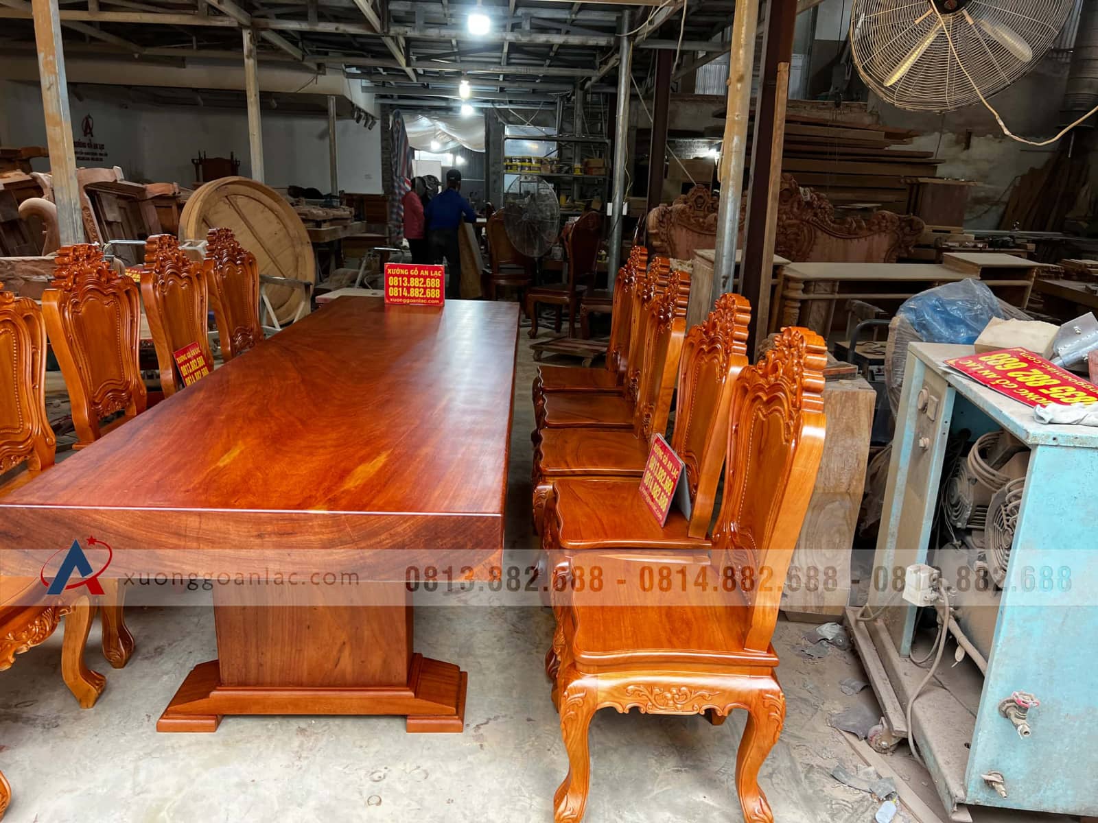 Bộ bàn ăn nguyên khối 300x98x15cm và 10 ghế louis gỗ gõ đỏ đục tay đẳng cấp (Anh Hoàng, Nghệ An) 4 Bộ bàn ăn nguyên khối 300x98x15cm và 10 ghế louis gỗ gõ đỏ đục tay đẳng cấp (Anh Hoàng, Nghệ An) - Ảnh 4