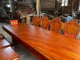 Bộ bàn ăn nguyên khối 300x98x15cm và 10 ghế louis gỗ gõ đỏ đục tay đẳng cấp (Anh Hoàng, Nghệ An) 18 bàn ăn nguyên khối gỗ gõ đỏ cao cấp