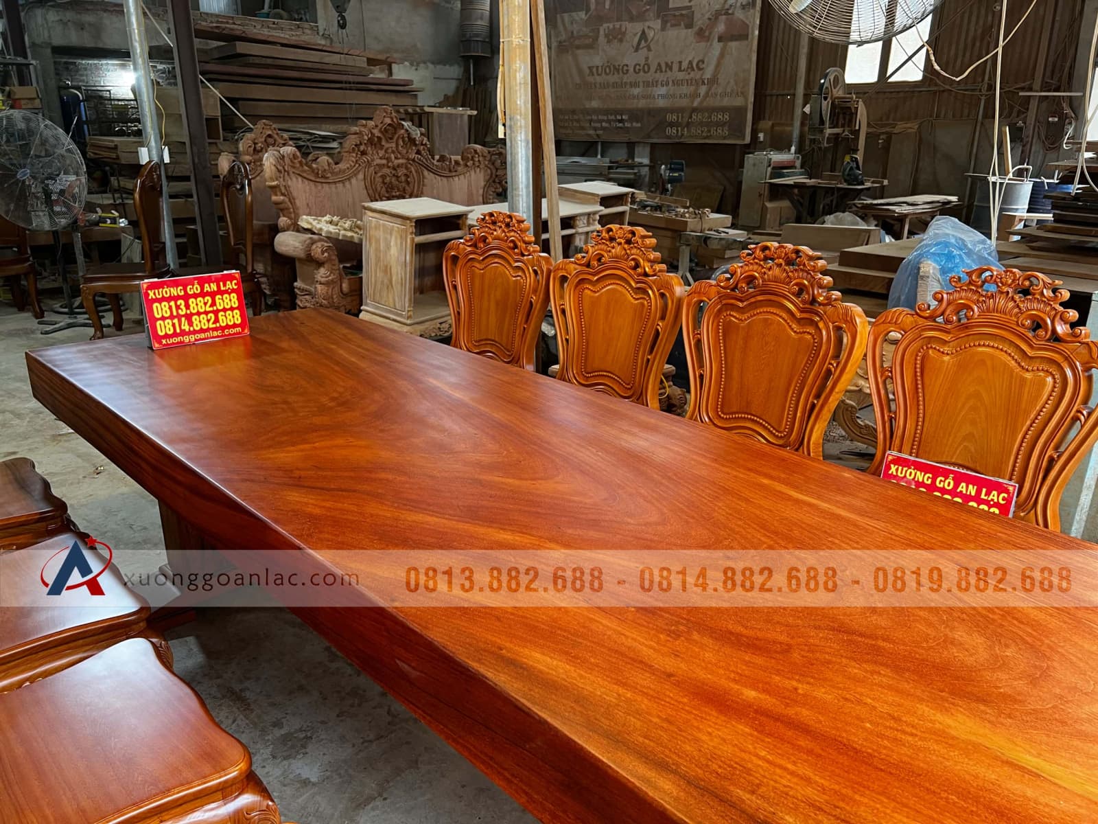 Bộ bàn ăn nguyên khối 300x98x15cm và 10 ghế louis gỗ gõ đỏ đục tay đẳng cấp (Anh Hoàng, Nghệ An) 30 bàn ăn nguyên khối gỗ gõ đỏ cao cấp