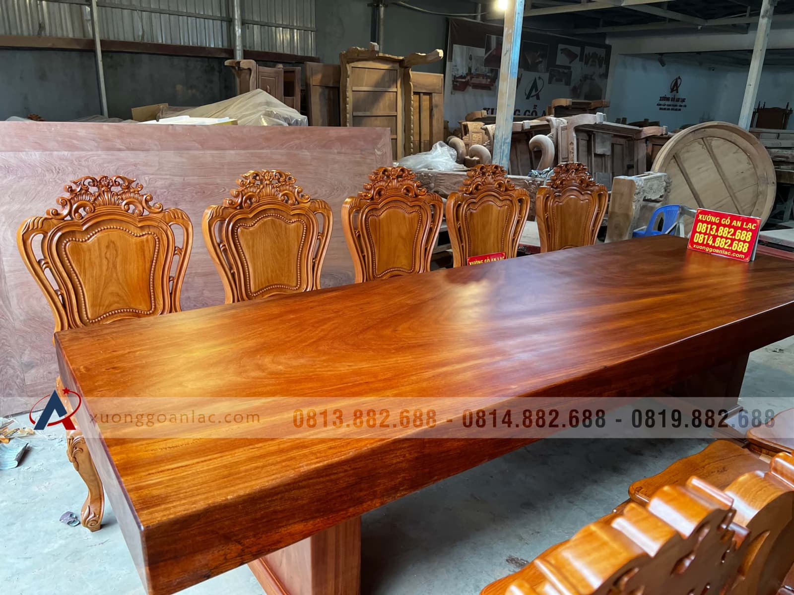 Bộ bàn ăn nguyên khối 300x98x15cm và 10 ghế louis gỗ gõ đỏ đục tay đẳng cấp (Anh Hoàng, Nghệ An) 29 bàn ăn gỗ gõ đỏ nguyên khối đẳng cấp