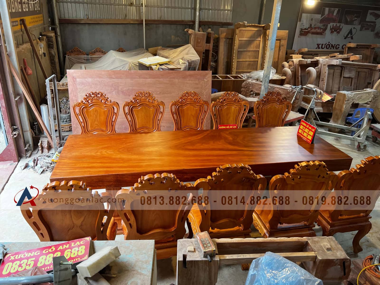 Bộ bàn ăn nguyên khối 300x98x15cm và 10 ghế louis gỗ gõ đỏ đục tay đẳng cấp (Anh Hoàng, Nghệ An) 36 mẫu bàn ăn nguyên khối đẹp nhất năm 2022