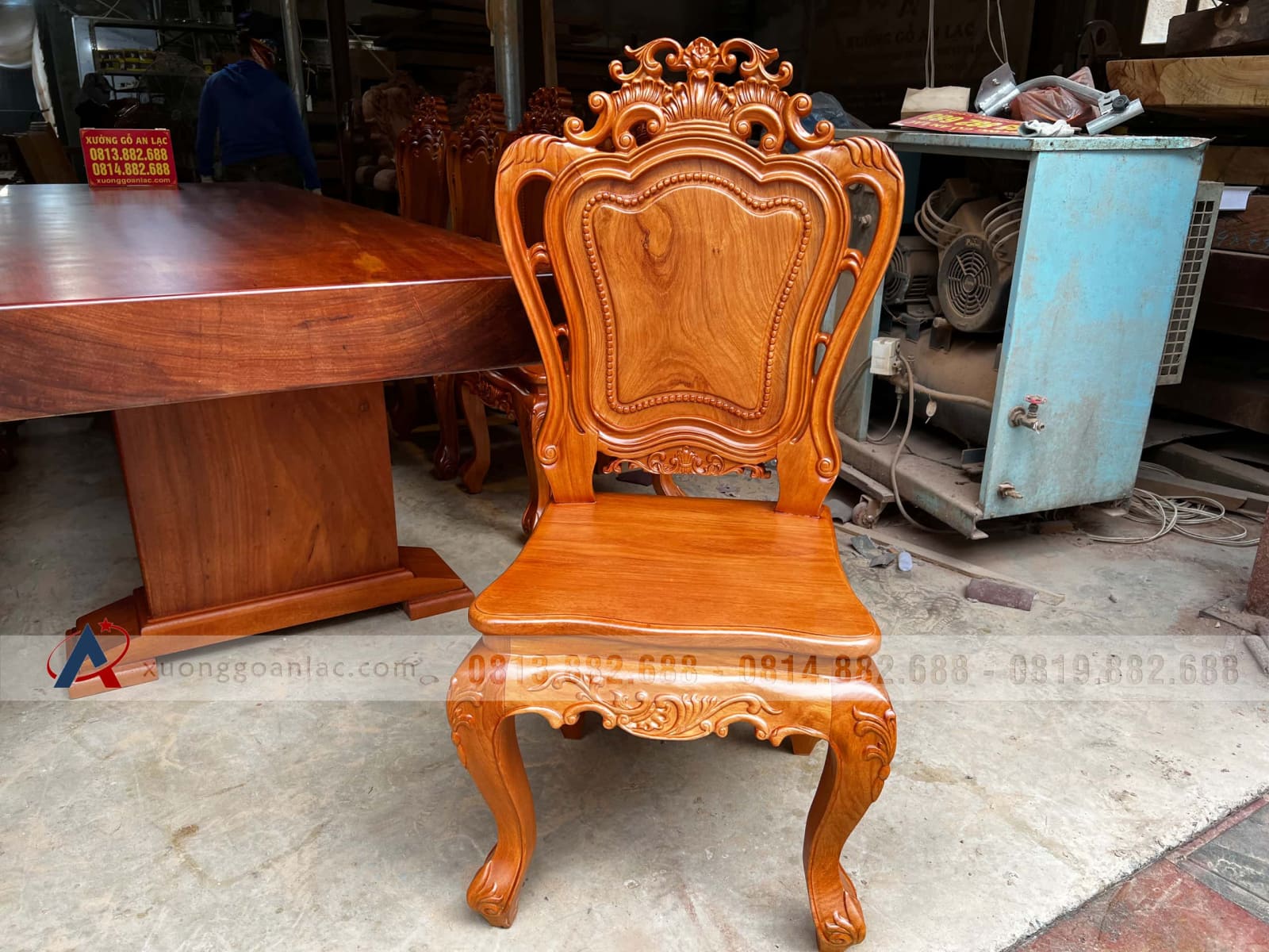 Bộ bàn ăn nguyên khối 300x98x15cm và 10 ghế louis gỗ gõ đỏ đục tay đẳng cấp (Anh Hoàng, Nghệ An) 32 mẫu ghế ăn louis hoàng gia hoa lá tây cao cấp gỗ gõ đỏ tự nhiên