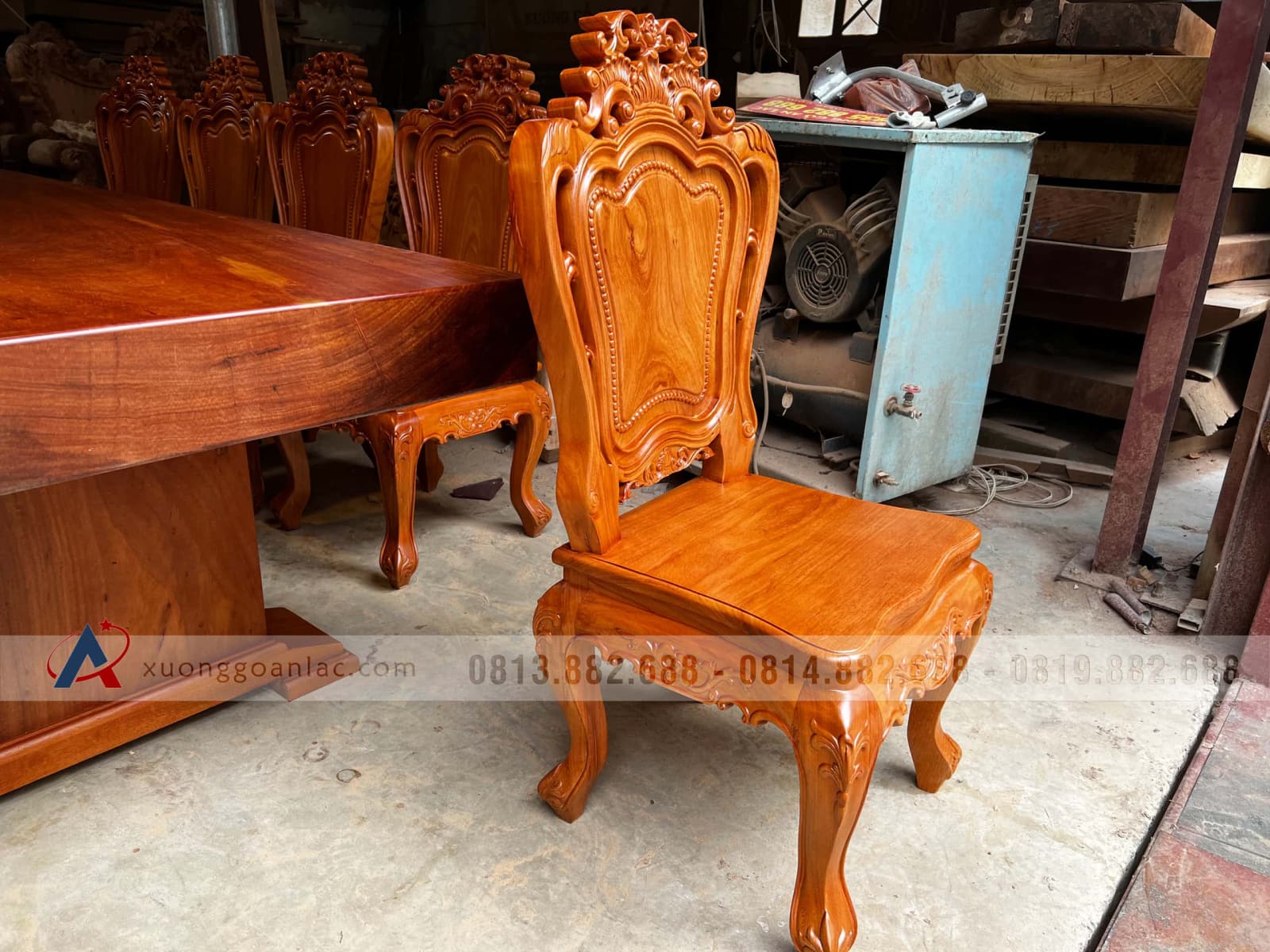 Bộ bàn ăn nguyên khối 300x98x15cm và 10 ghế louis gỗ gõ đỏ đục tay đẳng cấp (Anh Hoàng, Nghệ An) 35 mẫu ghế ăn đẹp gỗ gõ đỏ tự nhiên