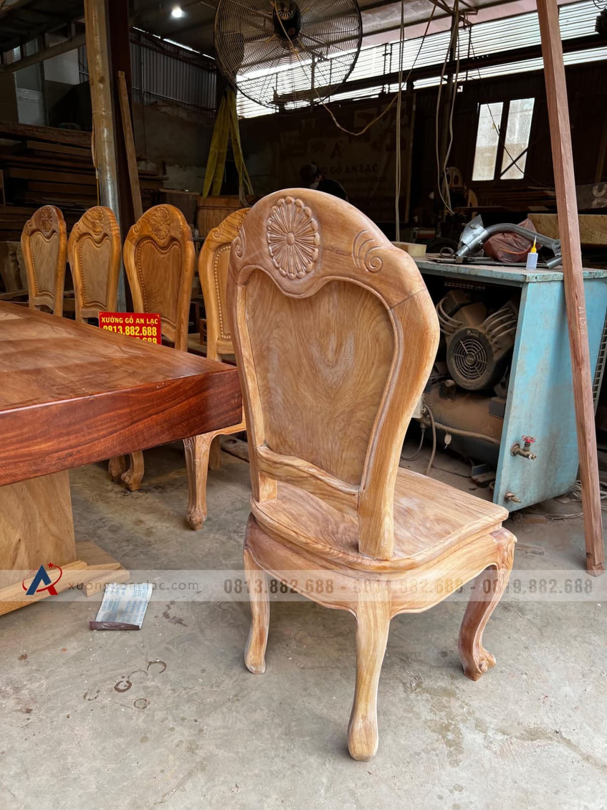 Bộ bàn ăn gõ đỏ nguyên khối siêu khủng và 10 ghế hoa cúc nguyên mộc (Anh Thảo, Hưng Yên) 12 ghế ăn gỗ gõ đỏ đục hoa cao cấp