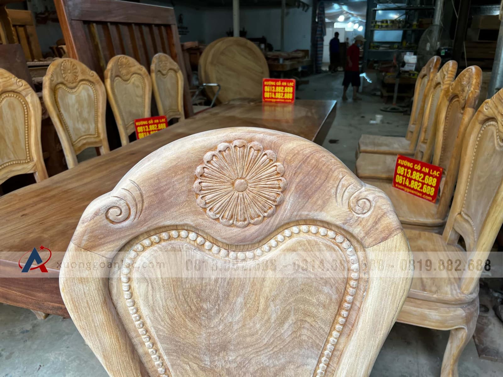 Bộ bàn ăn gõ đỏ nguyên khối siêu khủng và 10 ghế hoa cúc nguyên mộc (Anh Thảo, Hưng Yên) 11 Bộ bàn ăn gõ đỏ nguyên khối siêu khủng và 10 ghế hoa cúc nguyên mộc (Anh Thảo, Hưng Yên) - Ảnh 11