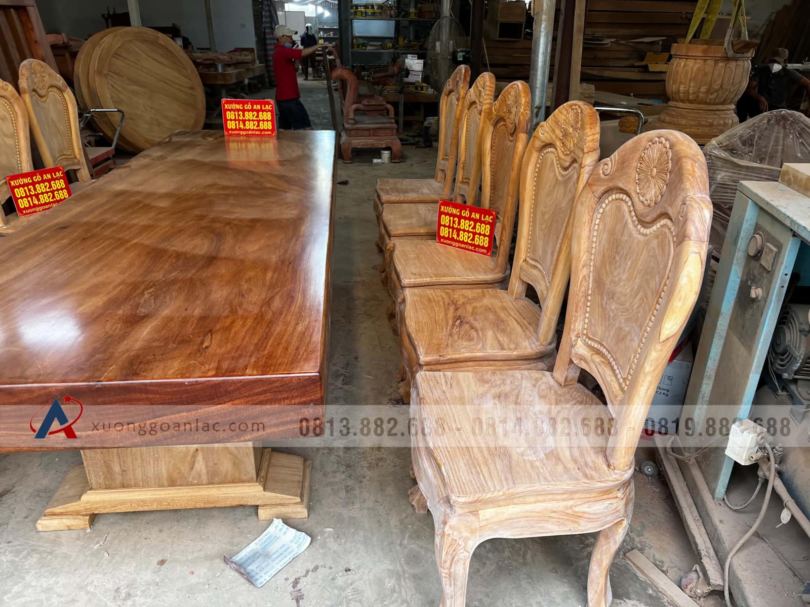 Bộ bàn ăn gõ đỏ nguyên khối siêu khủng và 10 ghế hoa cúc nguyên mộc (Anh Thảo, Hưng Yên) 4 Bộ bàn ăn gõ đỏ nguyên khối siêu khủng và 10 ghế hoa cúc nguyên mộc (Anh Thảo, Hưng Yên) - Ảnh 4
