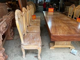 Bộ bàn ăn gõ đỏ nguyên khối siêu khủng và 10 ghế hoa cúc nguyên mộc (Anh Thảo, Hưng Yên) 18 bàn ăn nguyên khối gỗ gõ đỏ tự nhiên