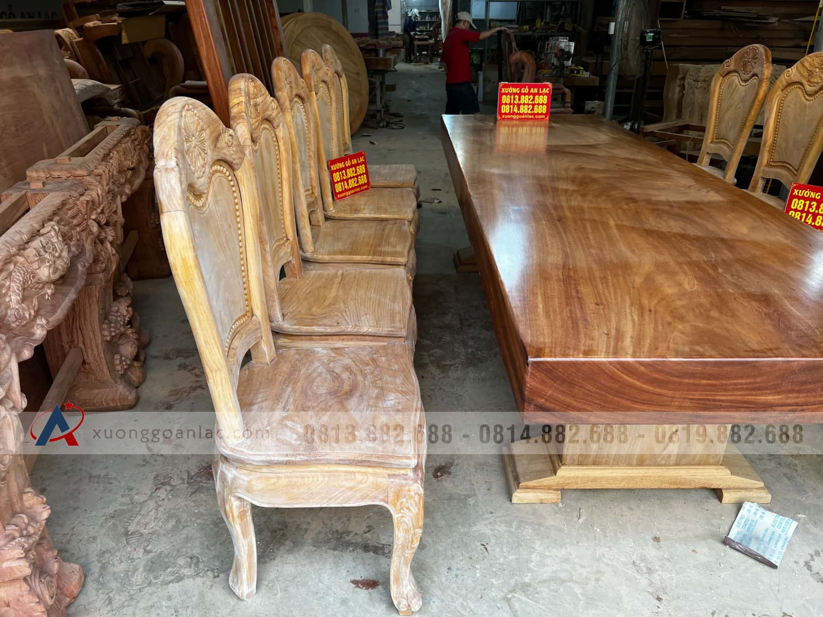 Bộ bàn ăn gõ đỏ nguyên khối siêu khủng và 10 ghế hoa cúc nguyên mộc (Anh Thảo, Hưng Yên) 30 bàn ăn nguyên khối gỗ gõ đỏ tự nhiên
