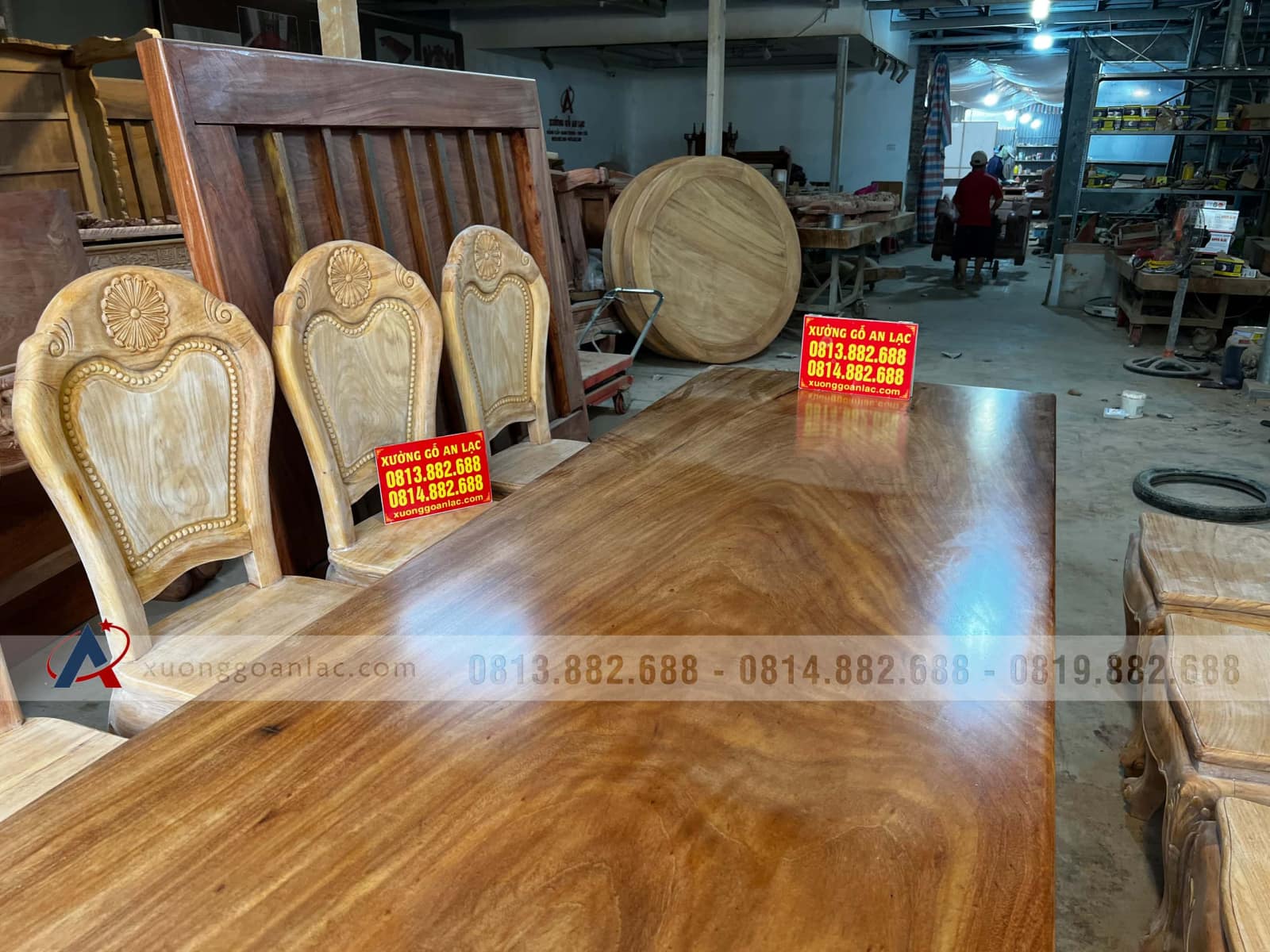 Bộ bàn ăn gõ đỏ nguyên khối siêu khủng và 10 ghế hoa cúc nguyên mộc (Anh Thảo, Hưng Yên) 3 Bộ bàn ăn gõ đỏ nguyên khối siêu khủng và 10 ghế hoa cúc nguyên mộc (Anh Thảo, Hưng Yên) - Ảnh 3