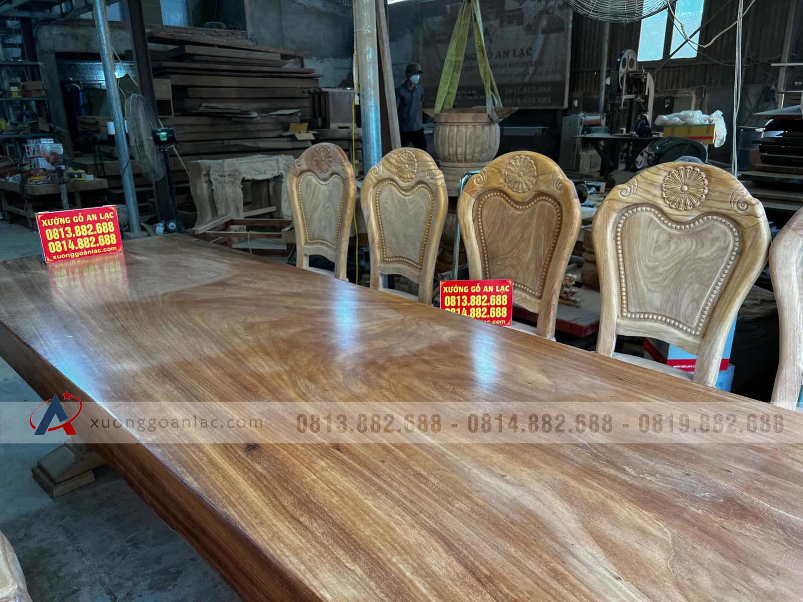 Bộ bàn ăn gõ đỏ nguyên khối siêu khủng và 10 ghế hoa cúc nguyên mộc (Anh Thảo, Hưng Yên) 9 Bộ bàn ăn gõ đỏ nguyên khối siêu khủng và 10 ghế hoa cúc nguyên mộc (Anh Thảo, Hưng Yên) - Ảnh 9