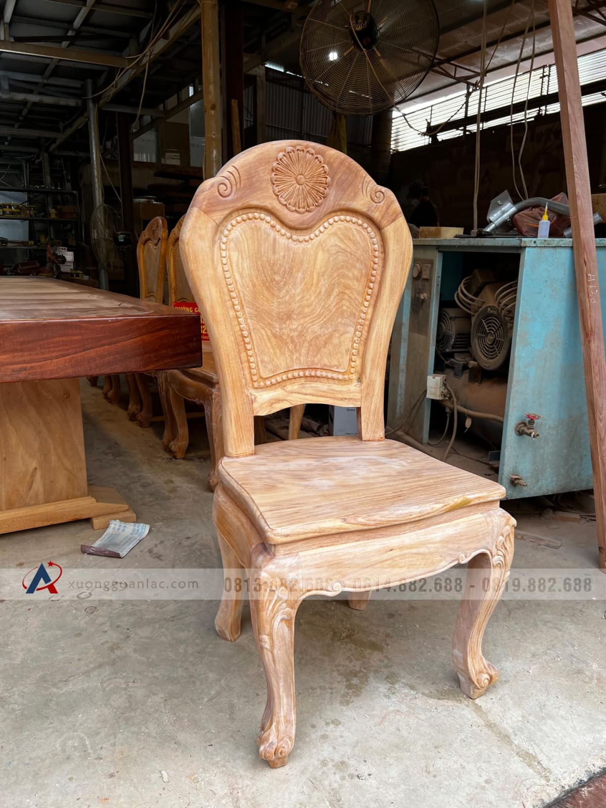 Bộ bàn ăn gõ đỏ nguyên khối siêu khủng và 10 ghế hoa cúc nguyên mộc (Anh Thảo, Hưng Yên) 14 Bộ bàn ăn gõ đỏ nguyên khối siêu khủng và 10 ghế hoa cúc nguyên mộc (Anh Thảo, Hưng Yên) - Ảnh 14