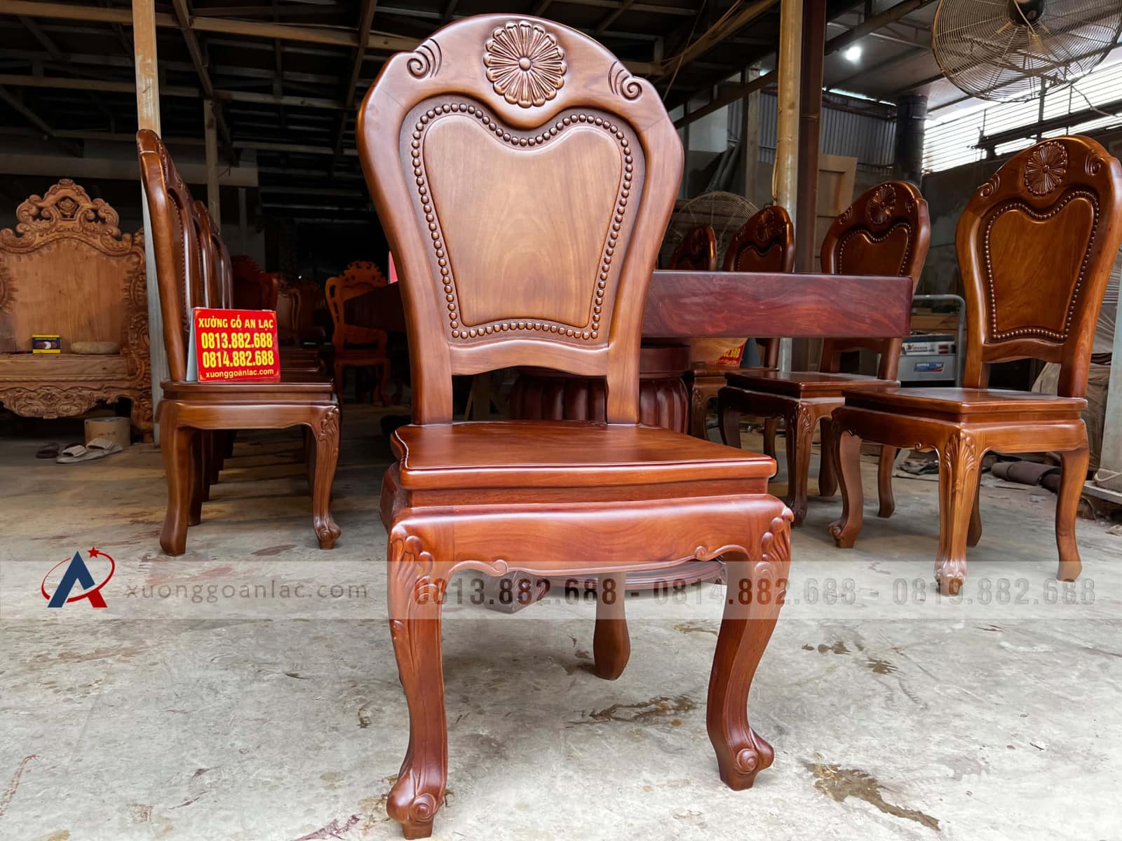 Bộ bàn ăn nguyên khối 360x112x15cm và 10 ghế hoa cúc (Anh Bình, Hải Phòng) 35 ghế ăn hoa cúc gỗ gõ đỏ tựa trơn cao cấp