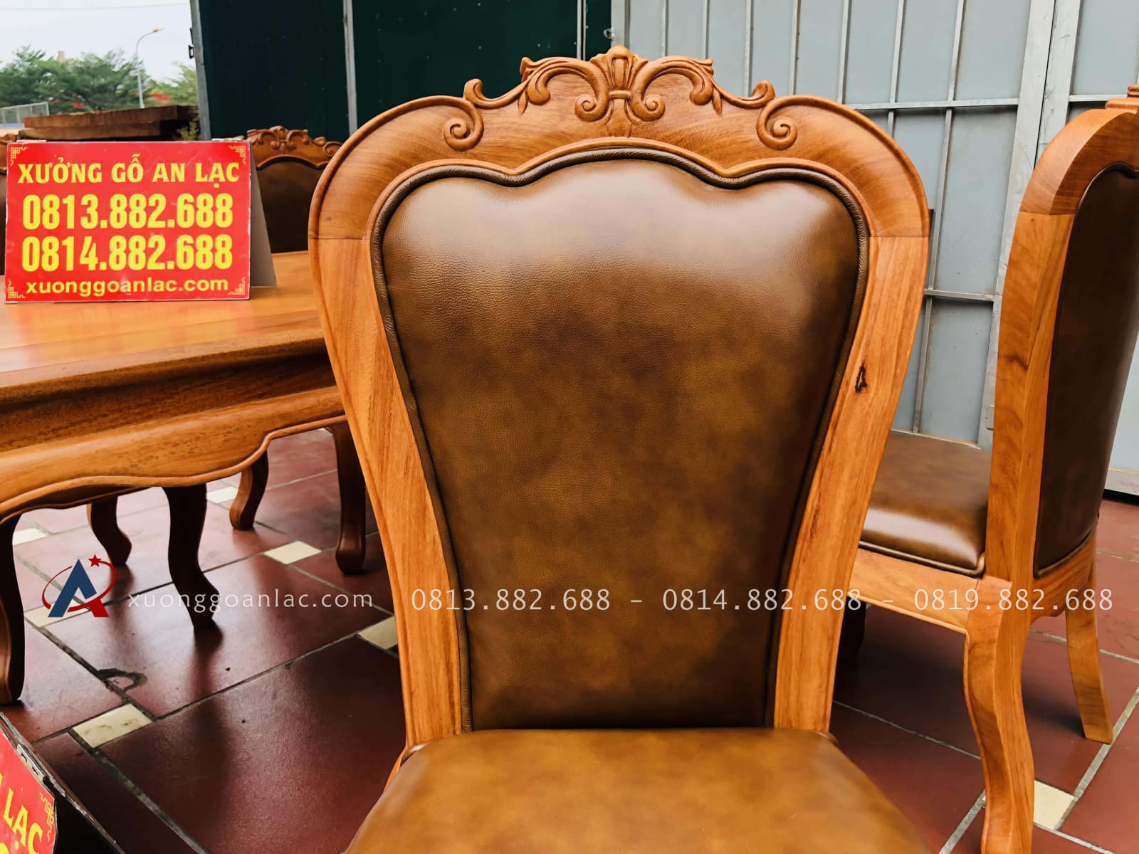 Bộ bàn ăn louis 5 ghế gõ đỏ bọc đệm da bò nhập khẩu Italia (Anh Hải, Ninh Bình) 15 Bộ bàn ăn louis 5 ghế gõ đỏ bọc đệm da bò nhập khẩu Italia (Anh Hải, Ninh Bình) - Ảnh 15