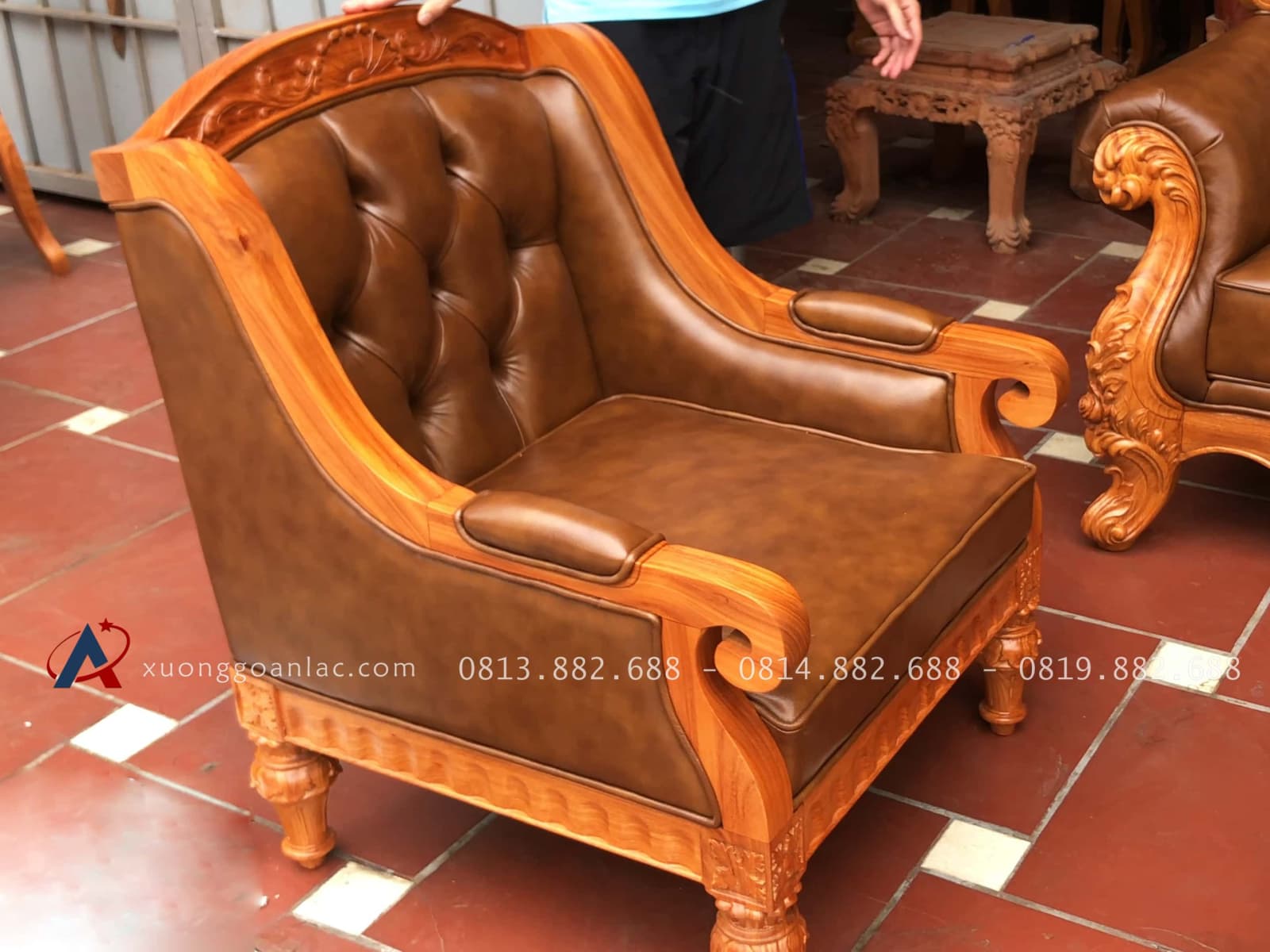 Bộ sofa tân cổ điển Hoàng Gia bọc đệm da bò nhập khẩu Italia (anh Hải, Ninh Bình) 31 ghế sòa đơn mẫu bọc đệm vách trám khung gỗ gõ đỏ tự nhiên cao cấp