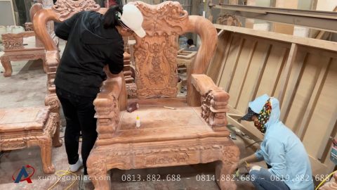 Giới thiệu xưởng 12 Thợ đánh giấy ráp đang làm rất tỉ mỉ từng chi tiết