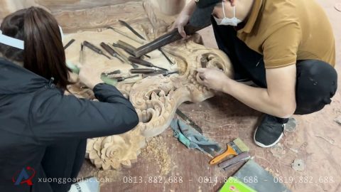 Giới thiệu xưởng 16 2 vợ chồng thợ đục đang điêu khắc trên mẫu ghế Hoàng Gia
