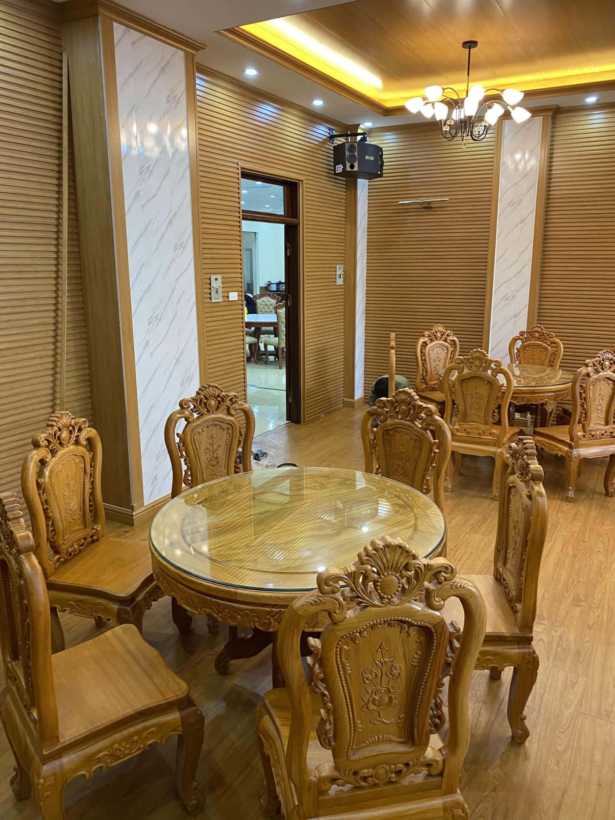 Bộ bàn ăn tròn 6 ghế hồng hạt đục hai mặt gỗ gõ đỏ cao cấp (Anh Công, Thanh Xuân - Hà Nội) 9 bàn ăn tròn 6 ghế gõ gõ đỏ tự nhiên cao cấp