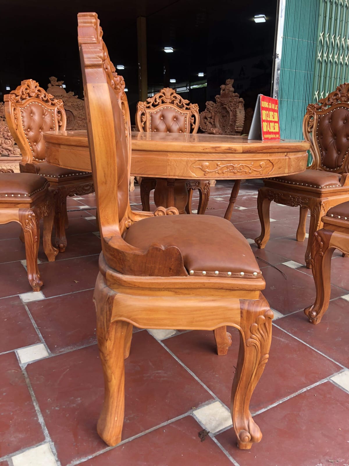 Bộ bàn ăn tròn 1m37 với 6 ghế louis bọc đệm mẫu có tay gỗ gõ đỏ (Anh Bình, Hải Phòng) 11 ghế louis có tay