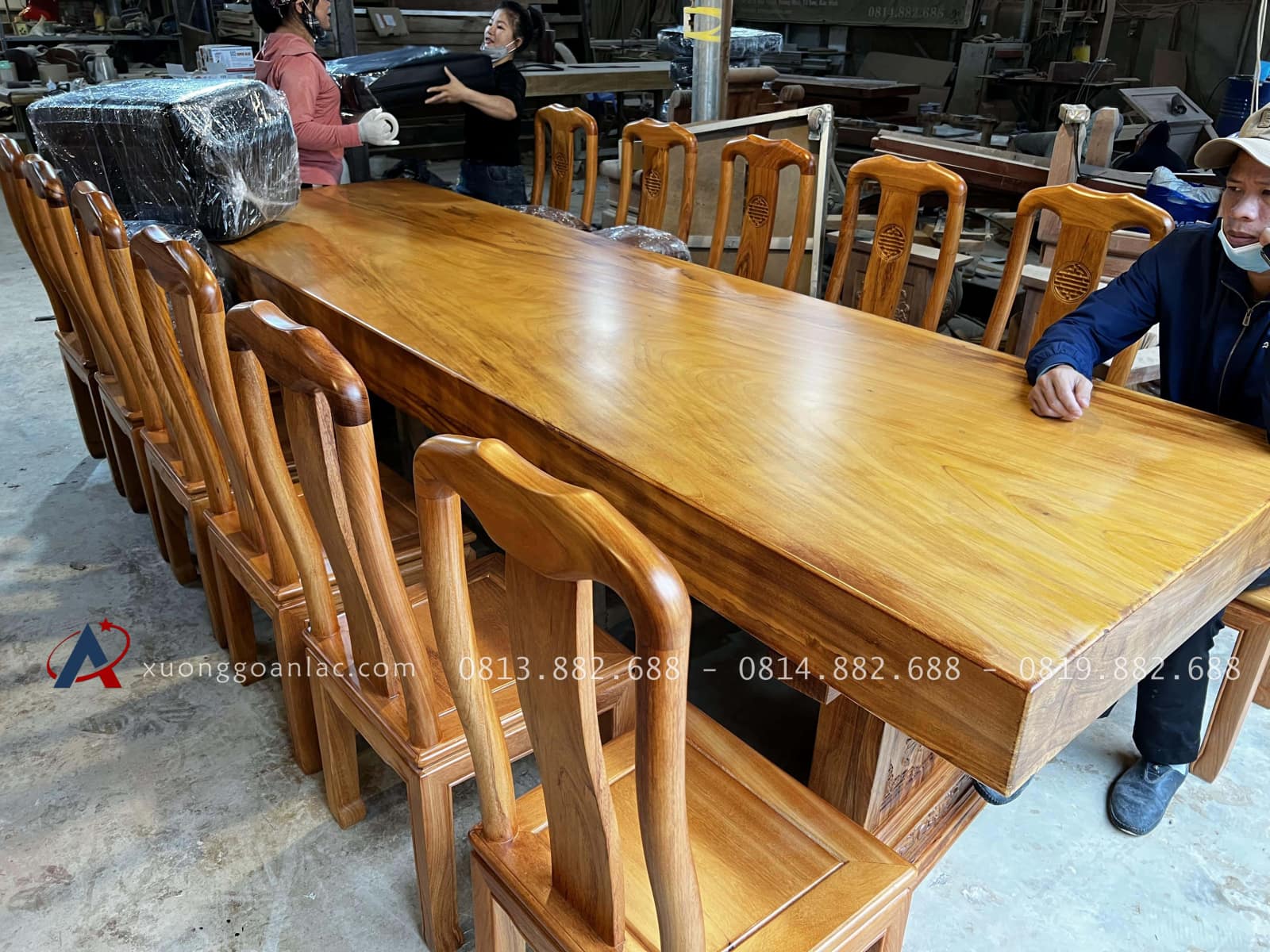 Bộ bàn ăn nguyên khối ghế chữ thọ gỗ gõ đỏ (Chú Bình, Tuần Châu - Quảng Ninh) 5 Bộ bàn ăn nguyên khối ghế chữ thọ gỗ gõ đỏ (Chú Bình, Tuần Châu - Quảng Ninh) - Ảnh 5