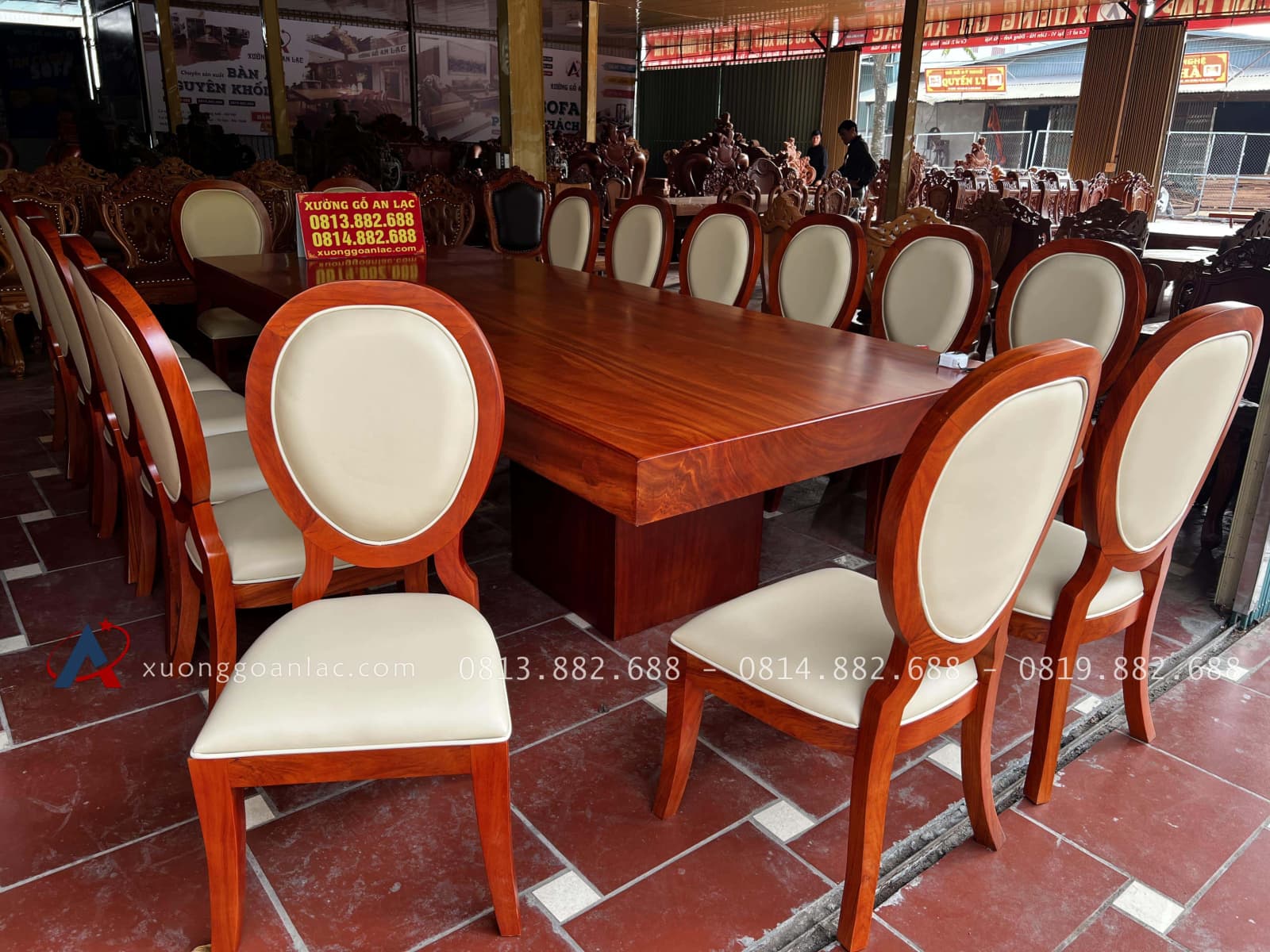 Bộ bàn ăn nguyên khối siêu khủng và 16 ghế ăn giọt lệ (Anh Quảng, Thái Bình) 43 Ghế ăn mẫu giọt lệ gỗ gõ đỏ bọc đệm da bò nhập khẩu