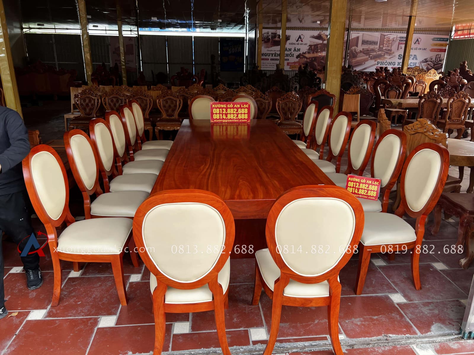 Bộ bàn ăn nguyên khối siêu khủng và 16 ghế ăn giọt lệ (Anh Quảng, Thái Bình) 14 Bộ bàn ăn nguyên khối siêu khủng và 16 ghế ăn giọt lệ (Anh Quảng, Thái Bình) - Ảnh 14