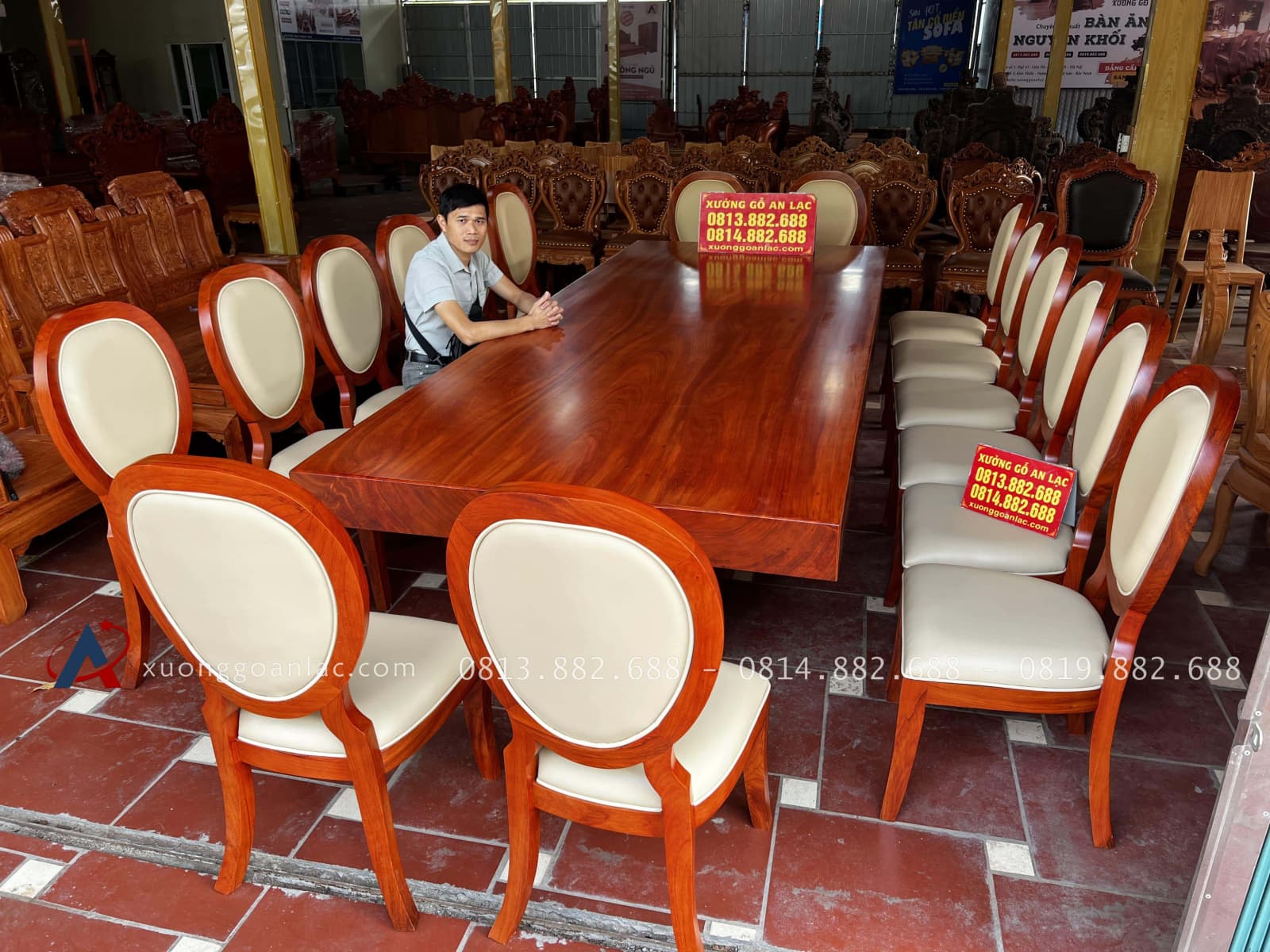 Bộ bàn ăn nguyên khối siêu khủng và 16 ghế ăn giọt lệ (Anh Quảng, Thái Bình) 2 Bộ bàn ăn nguyên khối siêu khủng và 16 ghế ăn giọt lệ (Anh Quảng, Thái Bình) - Ảnh 2