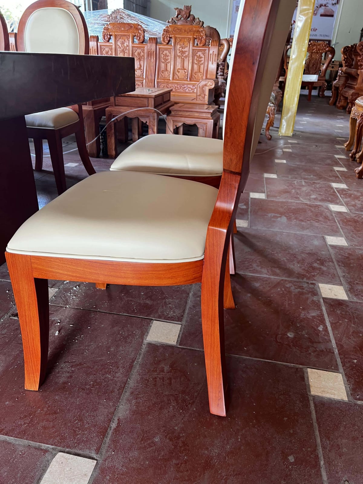Bộ bàn ăn nguyên khối siêu khủng và 16 ghế ăn giọt lệ (Anh Quảng, Thái Bình) 19 ghế gỗ gõ đỏ