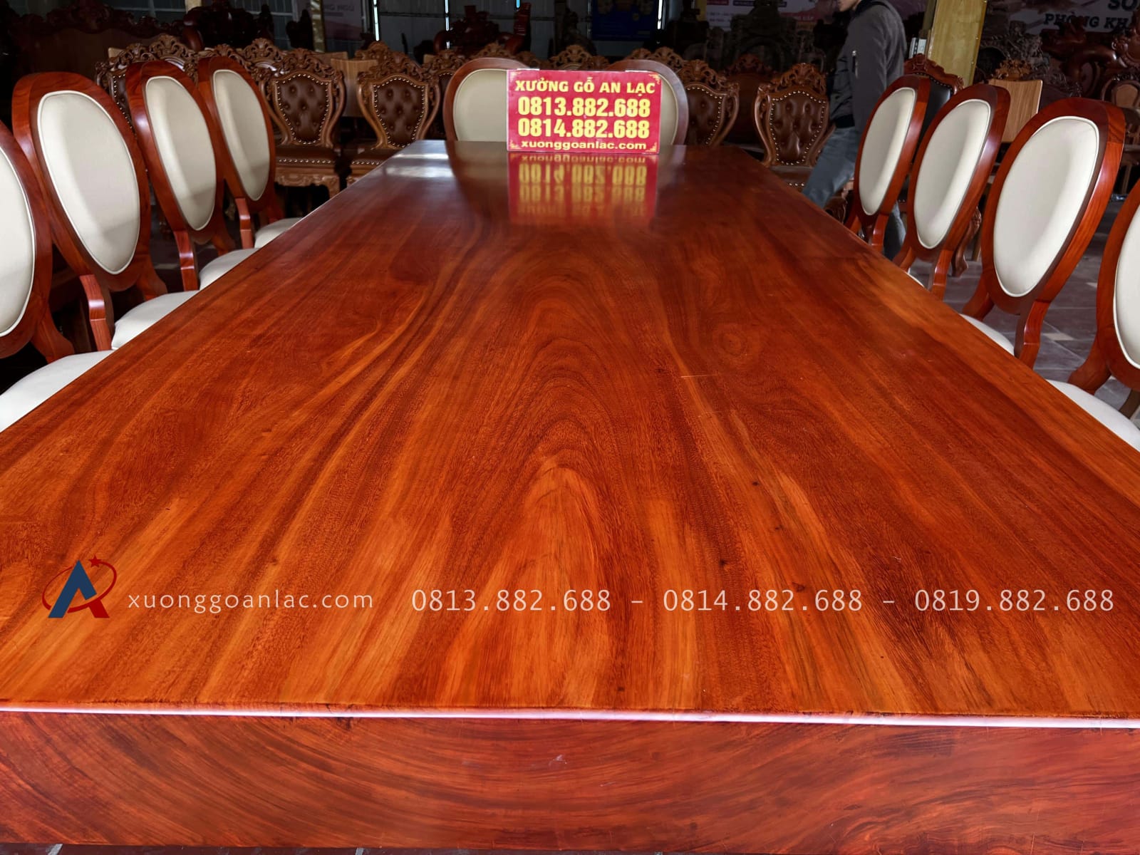 Bộ bàn ăn nguyên khối siêu khủng và 16 ghế ăn giọt lệ (Anh Quảng, Thái Bình) 41 bàn ăn nguyên khối gỗ gõ đỏ tự nhiên siêu khủng