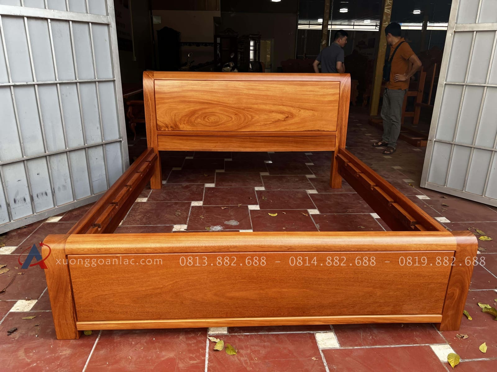 Giường 2m x 2m2 trơn hoàn thiện màu gõ sáng 7 Giường 2m x 2m2 trơn hoàn thiện màu gõ sáng - Ảnh 7