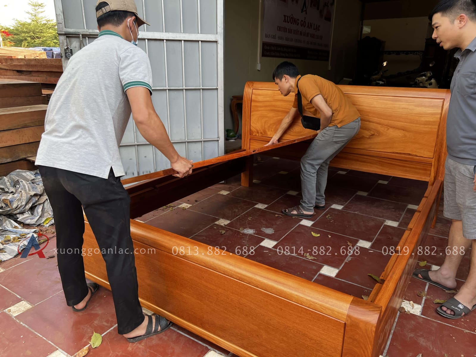 Giường 2m x 2m2 trơn hoàn thiện màu gõ sáng 10 Giường 2m x 2m2 trơn hoàn thiện màu gõ sáng - Ảnh 10