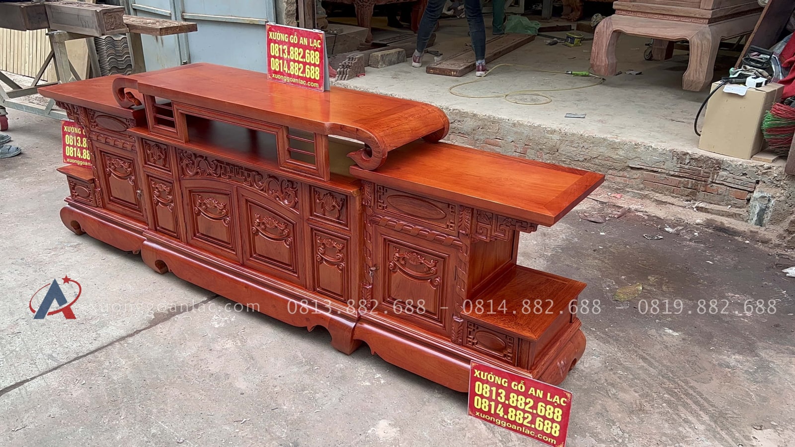 Kệ tivi sừng trâu 2m4 gỗ hương đá của (Chị Hằng, Hưng Yên) 2 kệ tivi sừng trâu gỗ hương đá cao cấp