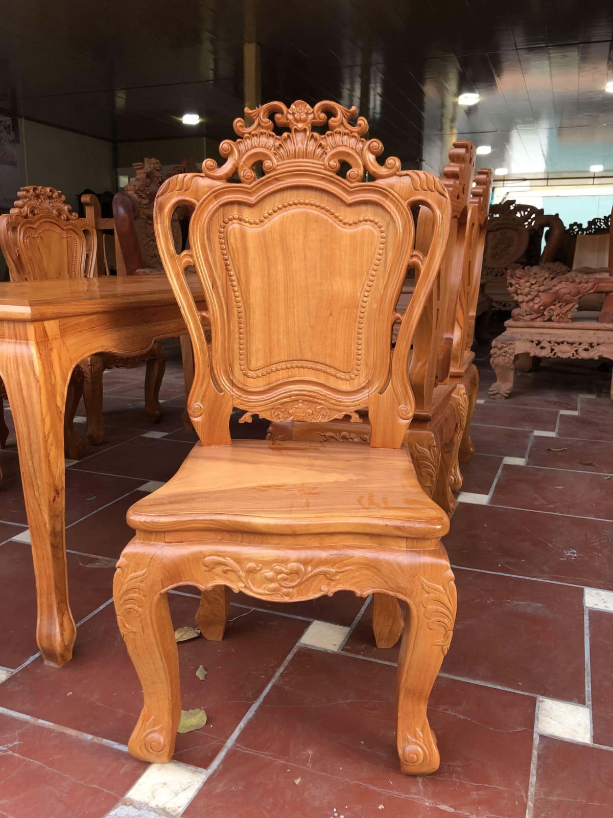 Bộ bàn ăn 6 ghế louis hoa lá tây không tay gỗ gõ đỏ (Anh Hoàng, Thái Nguyên) 11 Bộ bàn ăn 6 ghế louis hoa lá tây không tay gỗ gõ đỏ (Anh Hoàng, Thái Nguyên) - Ảnh 11