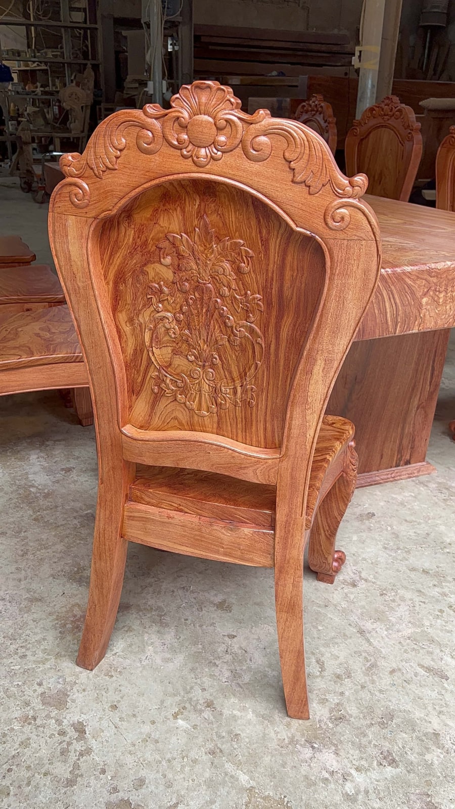 Bộ bàn ăn nguyên khối 8 ghế gỗ hương đá siêu vân (Anh Trường, Hà Nội) 48 ghế được chạm khắc 2 mặt
