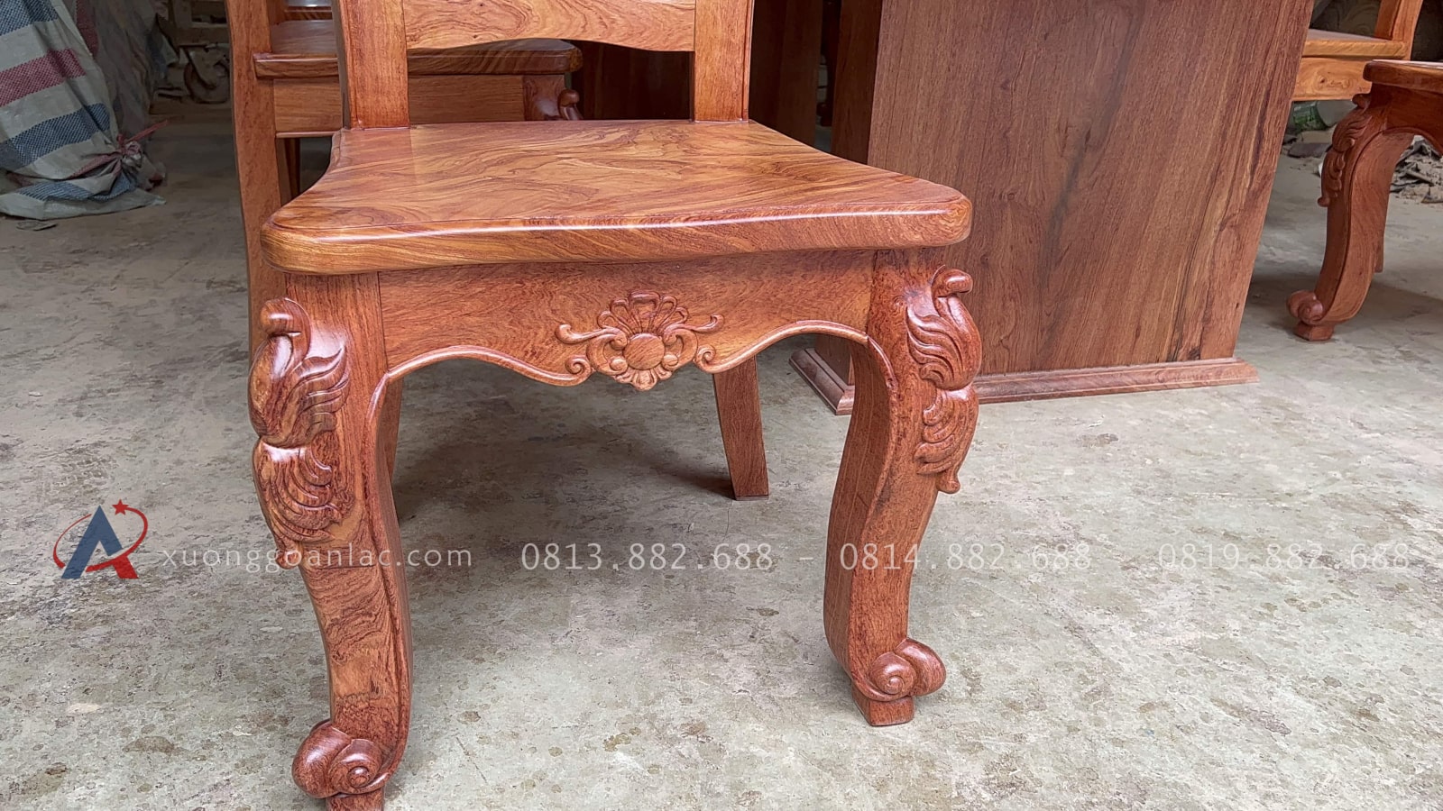 Bộ bàn ăn nguyên khối 8 ghế gỗ hương đá siêu vân (Anh Trường, Hà Nội) 46 ghế ngồi thiết kế chân cong