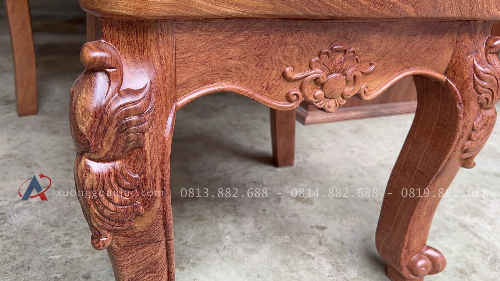 Bộ bàn ăn nguyên khối 8 ghế gỗ hương đá siêu vân (Anh Trường, Hà Nội) 47 phần yếm ghế đục hoa lá tây