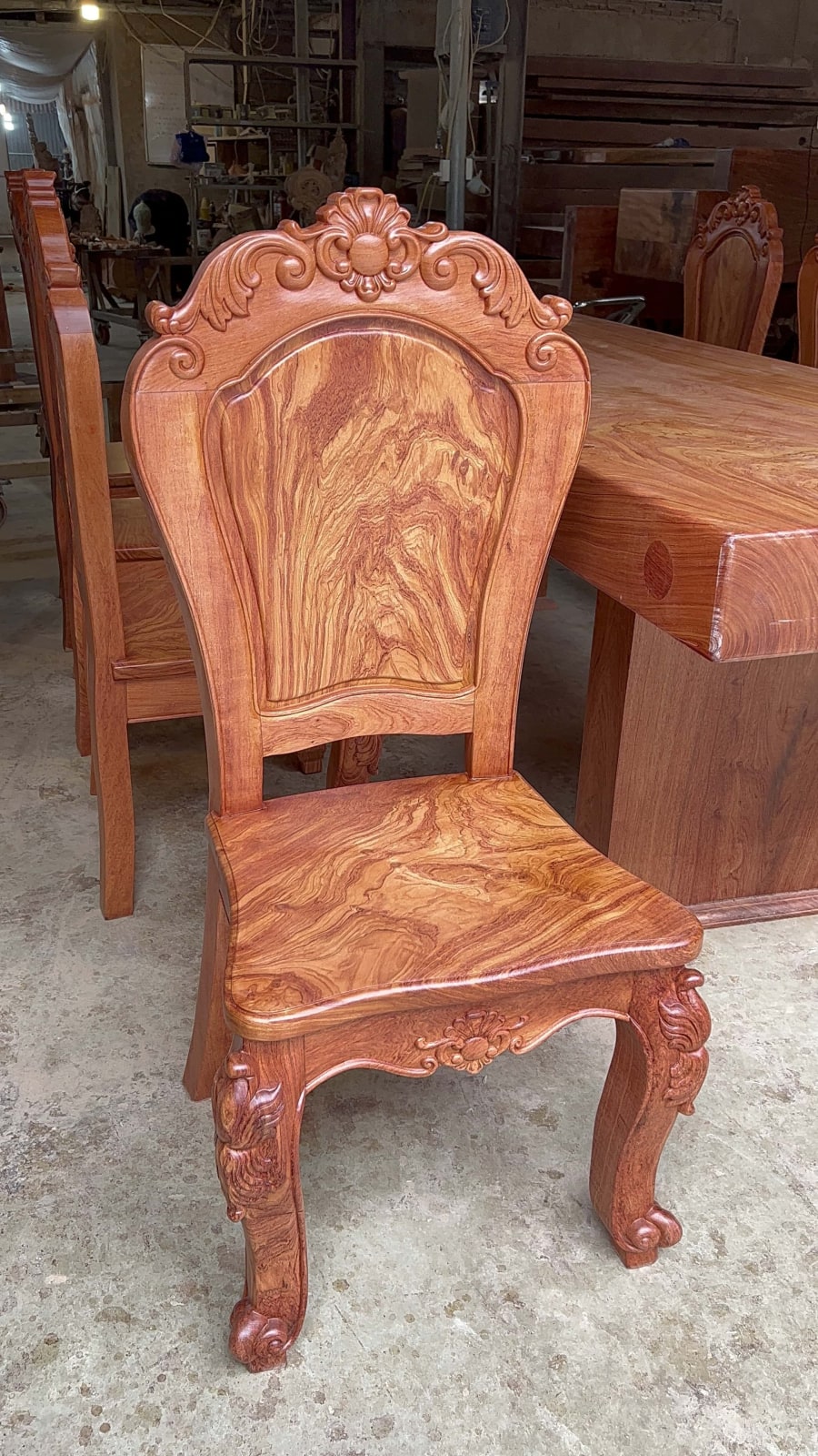 Bộ bàn ăn nguyên khối 8 ghế gỗ hương đá siêu vân (Anh Trường, Hà Nội) 42 ghế ngồi louis hoàng gia
