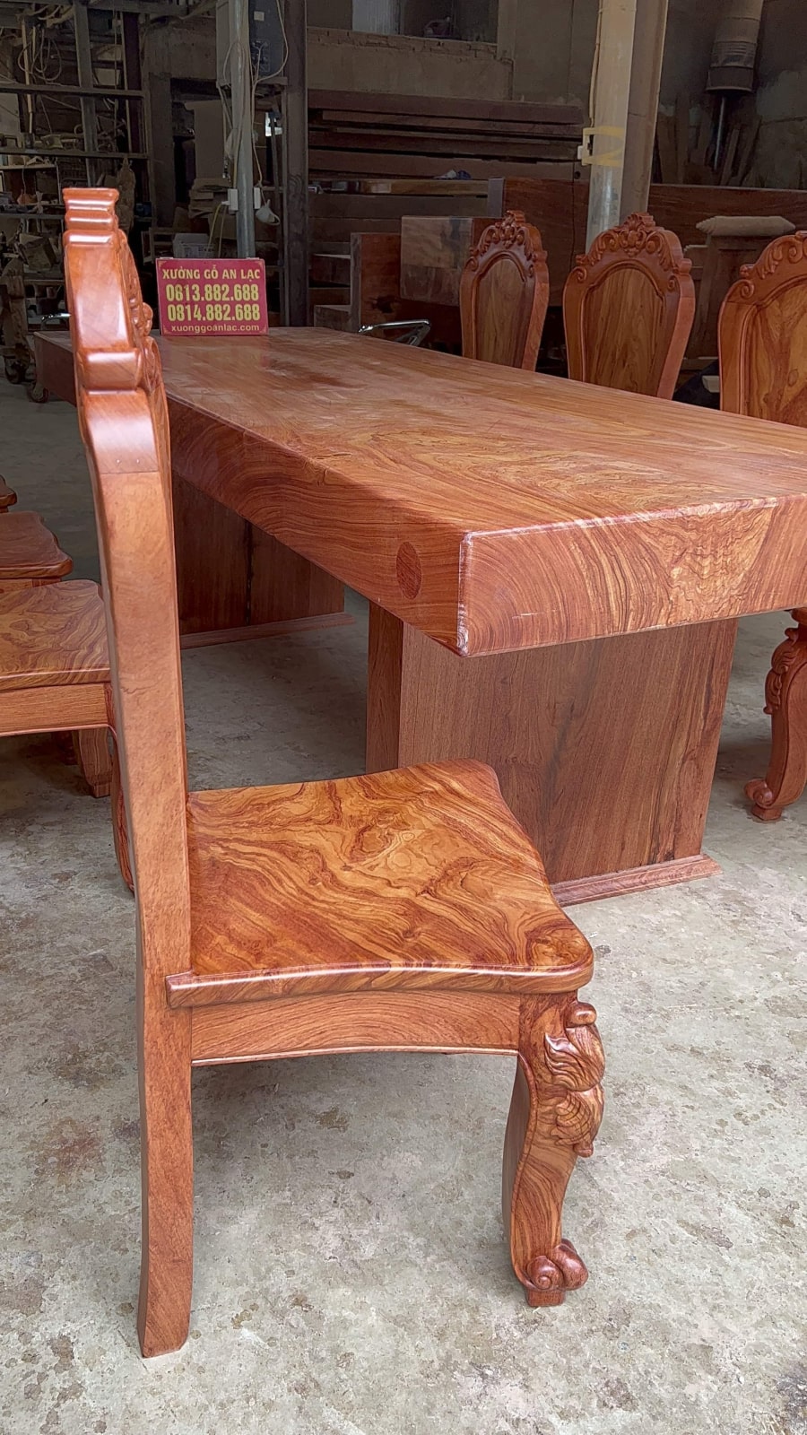 Bộ bàn ăn nguyên khối 8 ghế gỗ hương đá siêu vân (Anh Trường, Hà Nội) 43 góc nghiêng của ghế ngồi