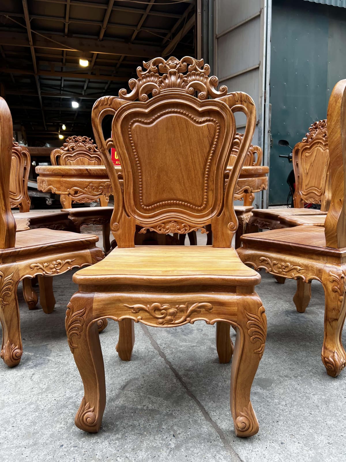 Bộ bàn ăn tròn mâm xoay 10 ghế louis hoa lá tây gỗ gõ đỏ cao cấp 9 ghế ăn gõ đỏ cao cấp