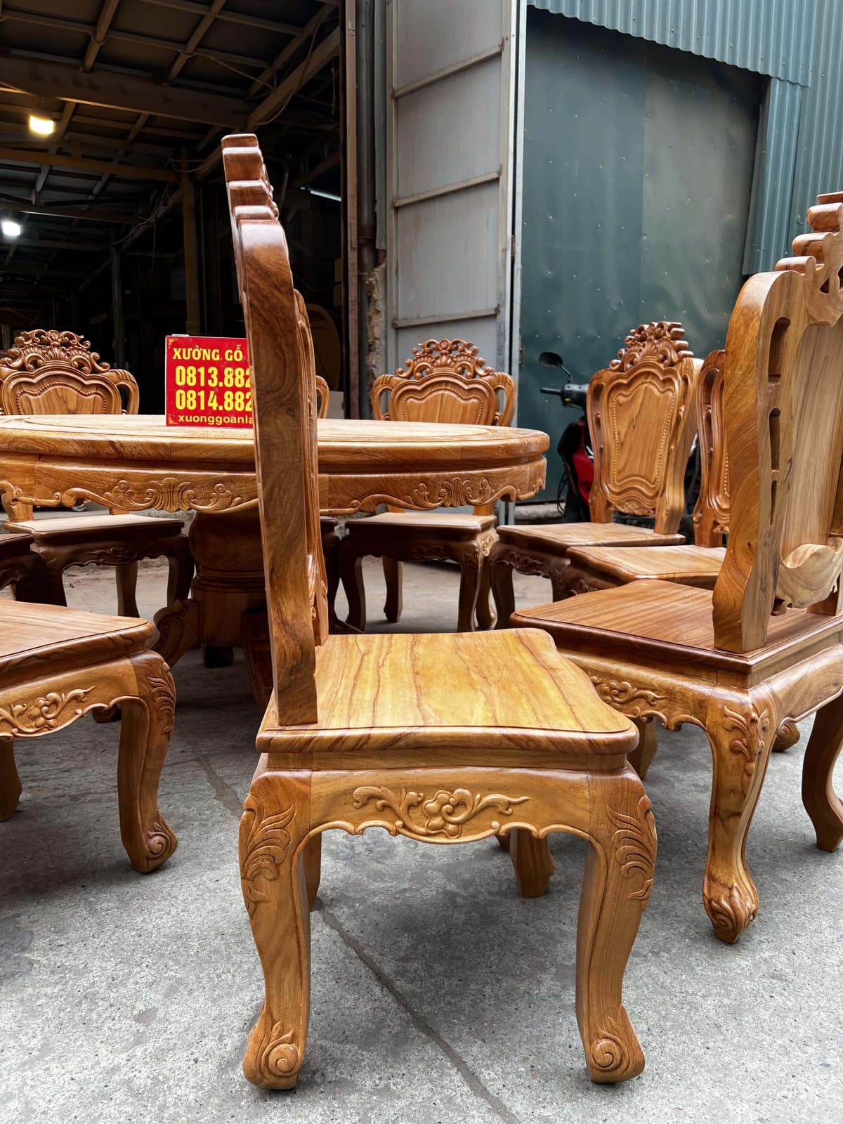 Bộ bàn ăn tròn mâm xoay 10 ghế louis hoa lá tây gỗ gõ đỏ cao cấp 10 mặt nghiêng của mẫu ghế