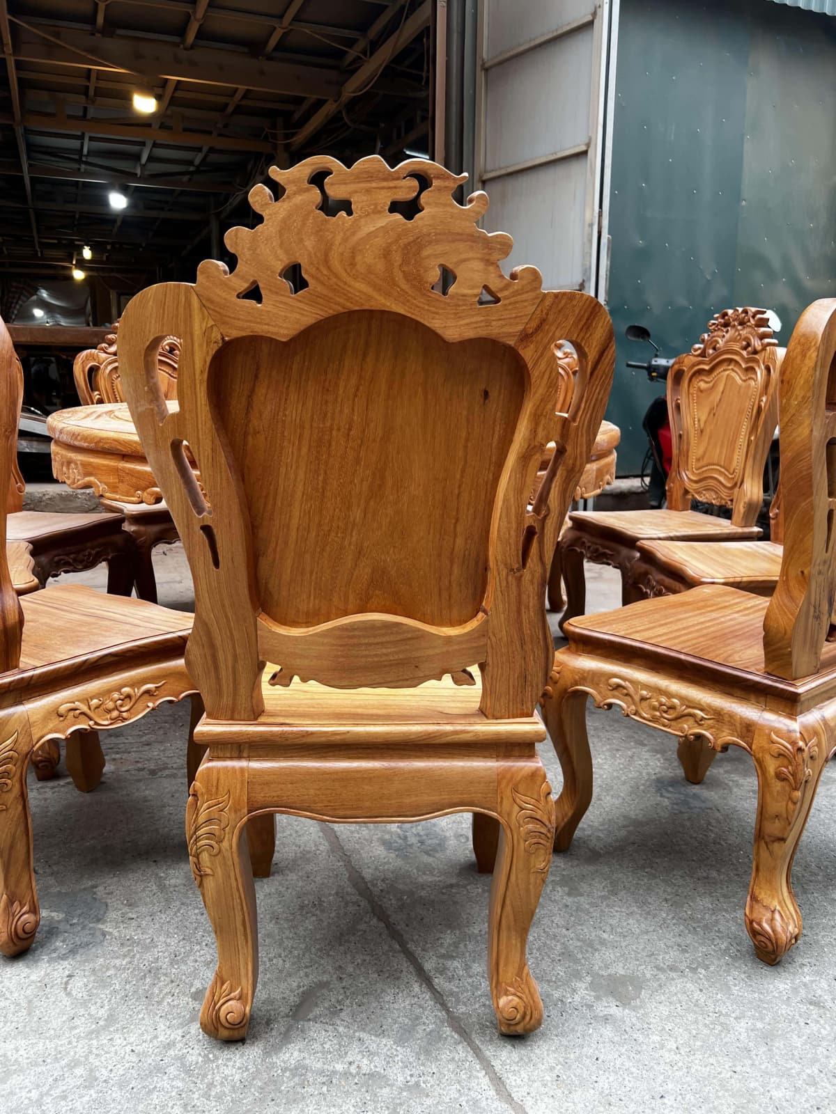 Bộ bàn ăn tròn mâm xoay 10 ghế louis hoa lá tây gỗ gõ đỏ cao cấp 11 ghế ăn gỗ gõ đỏ tự nhiên cao cấp