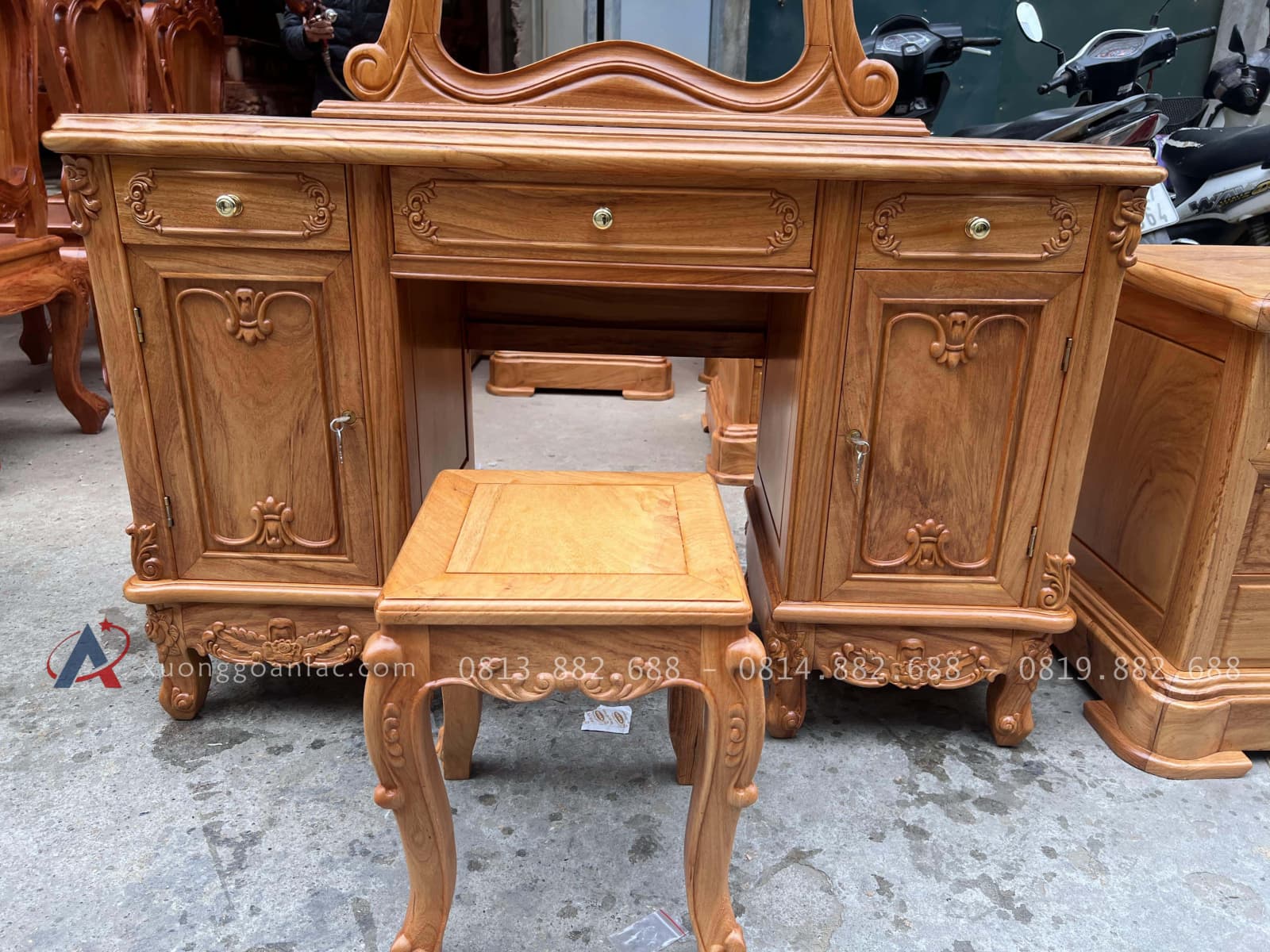 Combo bàn phấn và tab đầu giường gỗ gõ đỏ (Chị Hương, Hà Nam) 20 phần thân bàn phấn thiết kế tr và ngăn kéo