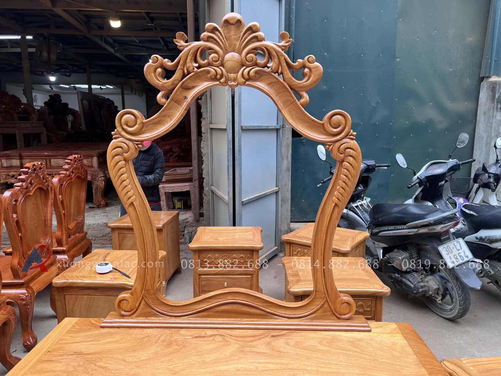 Combo bàn phấn và tab đầu giường gỗ gõ đỏ (Chị Hương, Hà Nam) 19 gương bàn phấn đục họa tiết hoa lá tây