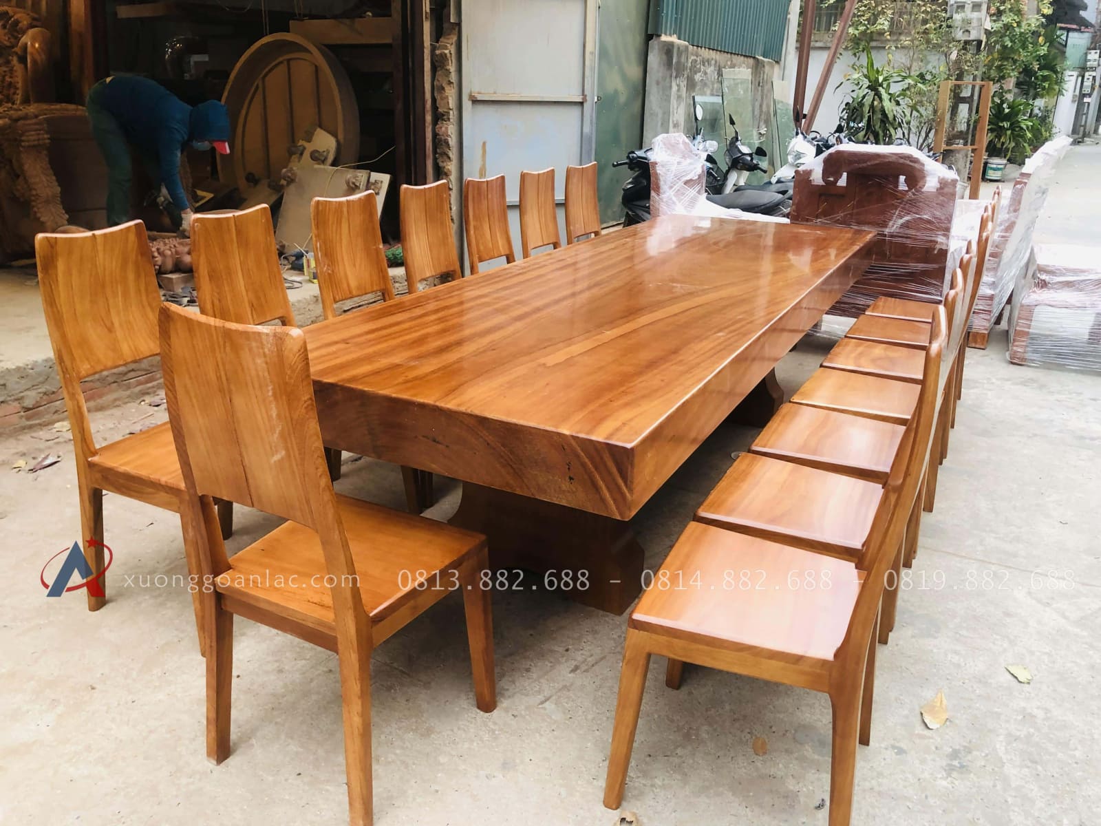 Bàn ăn nguyên khối 15 ghế trơn hiện đại gỗ gõ đỏ cao cấp 9 (Anh Vinh, Ninh Bình) 11 Bàn ăn nguyên khối 15 ghế trơn hiện đại gỗ gõ đỏ cao cấp 9 (Anh Vinh, Ninh Bình) - Ảnh 11