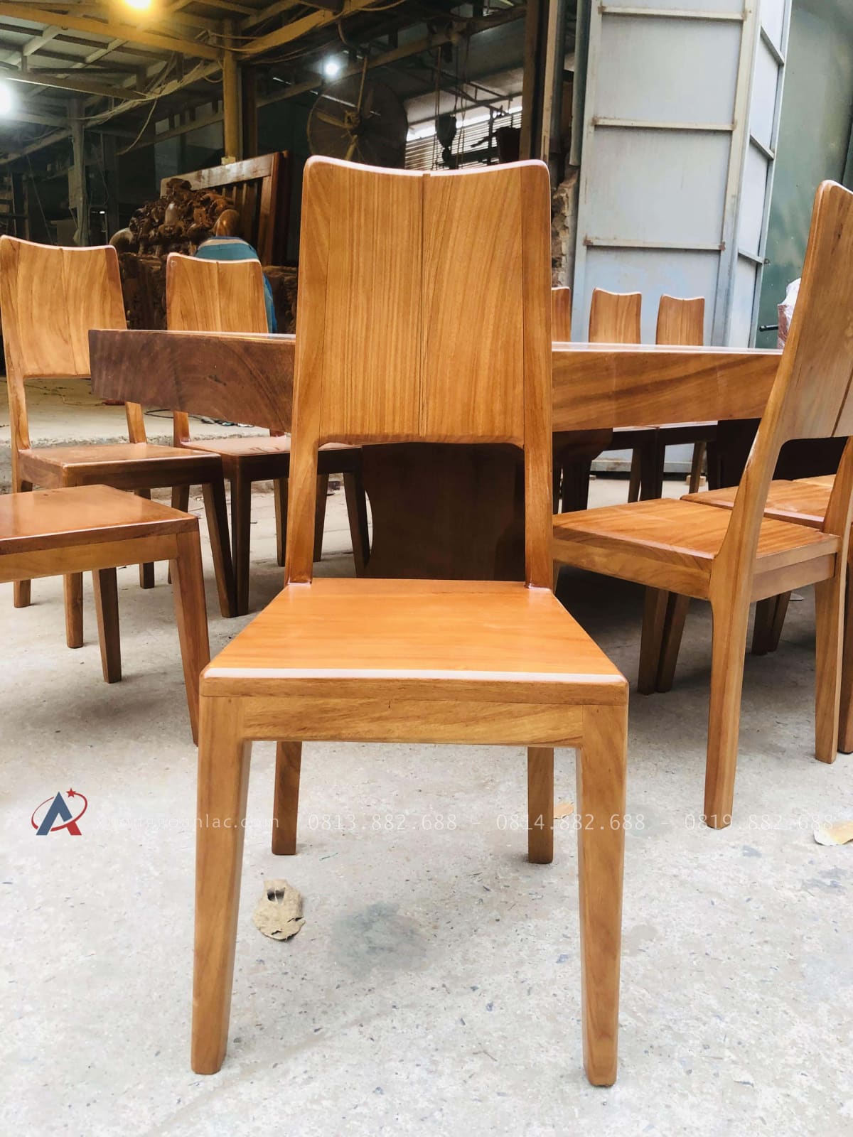 Bàn ăn nguyên khối 15 ghế trơn hiện đại gỗ gõ đỏ cao cấp 9 (Anh Vinh, Ninh Bình) 36 ghế ăn thiết kế trơn hiện đại