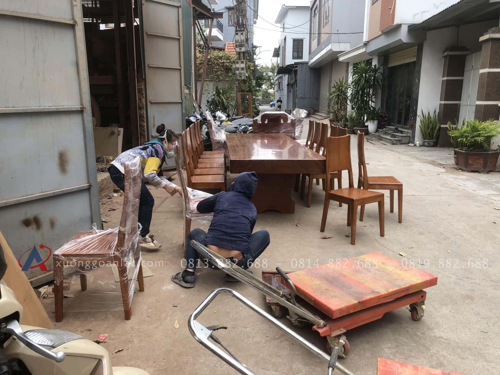 Bàn ăn nguyên khối 15 ghế trơn hiện đại gỗ gõ đỏ cao cấp 9 (Anh Vinh, Ninh Bình) 39 Mẫu bàn ăn bọc gói chuẩn bị bàn giao cho khách