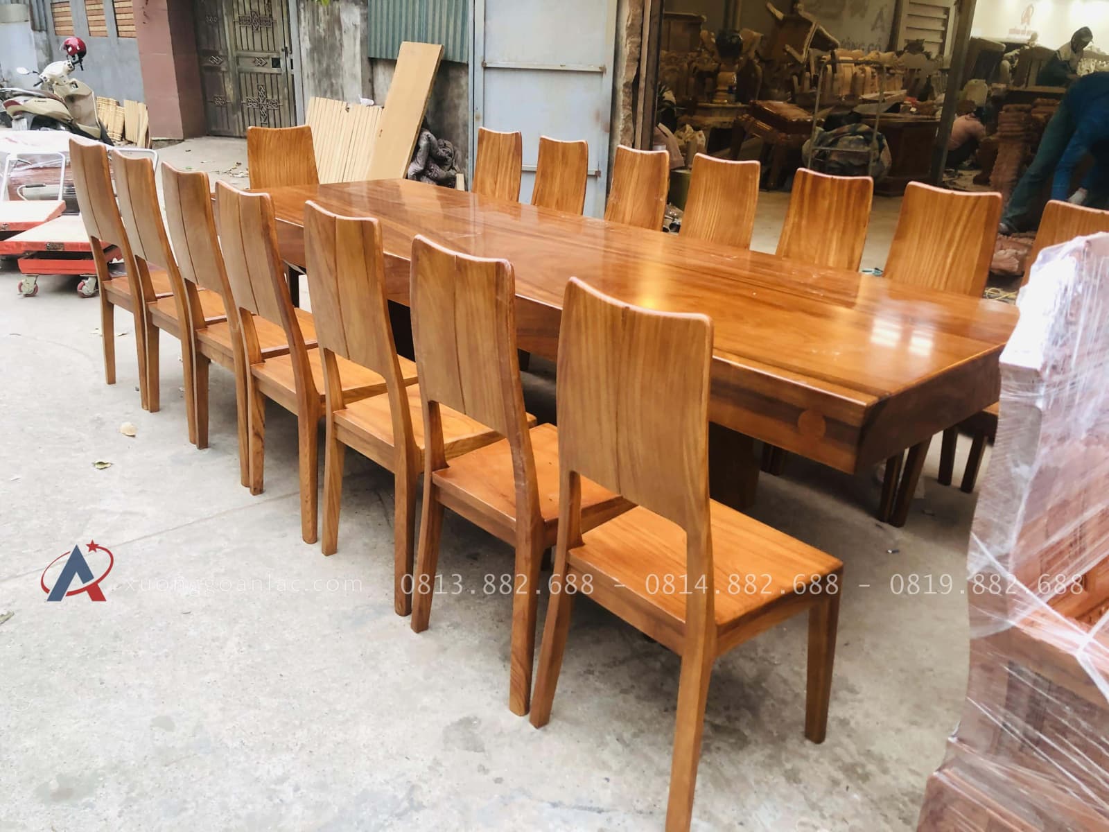Bàn ăn nguyên khối 15 ghế trơn hiện đại gỗ gõ đỏ cao cấp 9 (Anh Vinh, Ninh Bình) 29 mẫu bàn ăn gỗ gõ siêu lớn
