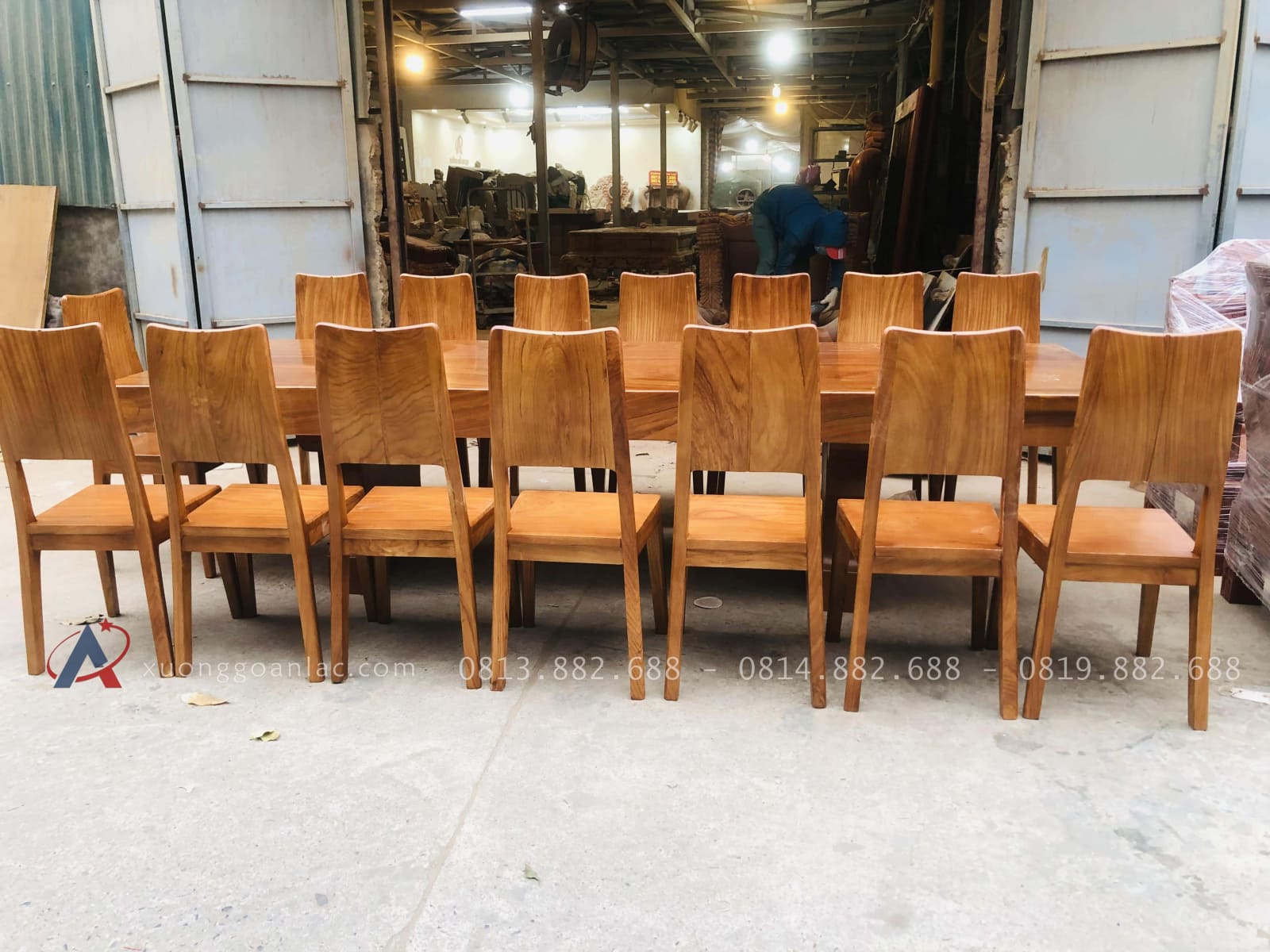 Bàn ăn nguyên khối 15 ghế trơn hiện đại gỗ gõ đỏ cao cấp 9 (Anh Vinh, Ninh Bình) 30 bàn ăn gỗ gõ đỏ